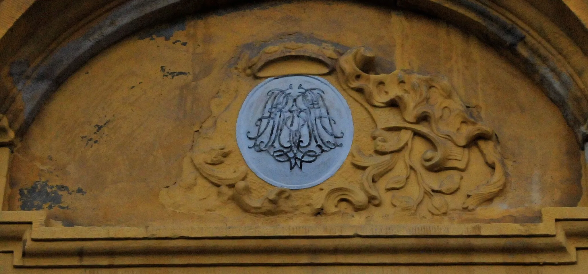 Photo showing: Emblem über dem südlichen Seitenportal der Nikolaikirche in Geschwenda, Ilm-Kreis, Thüringen