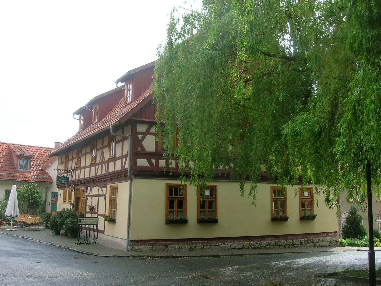 Photo showing: Holzhausen im Ilm-Kreis, ehemaliger Dorfgasthof, heute Romantik-Hotel "Drei Gleichen"