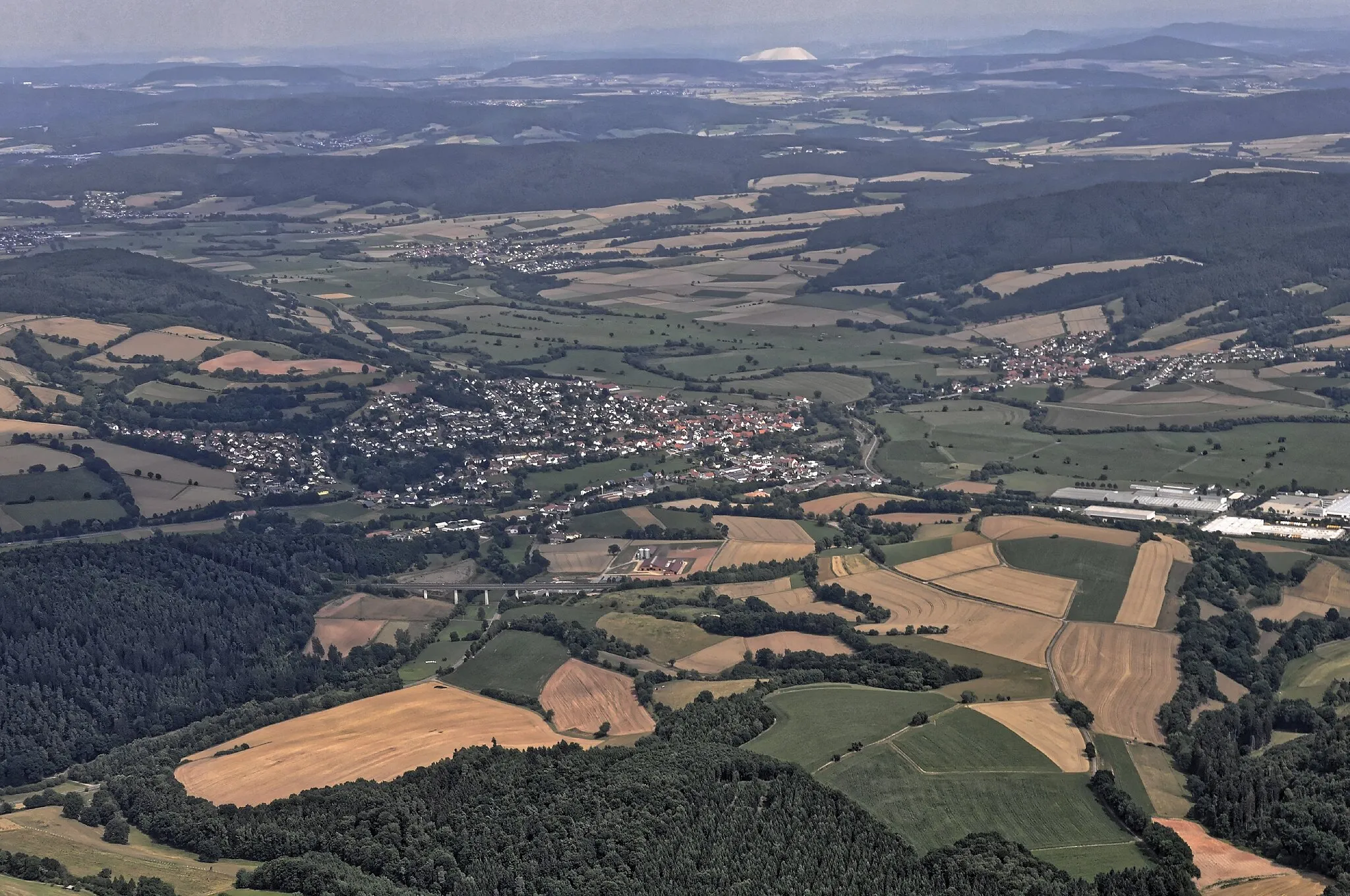 Photo showing: Bilder vom Flug Nordholz-Hammelburg 2015: Niederaula. Davor die Hattenbach-Talbrücke der ICE-Schnellfahrstrecke Hannover–Würzburg. Fast am Horizont der weiße “Monte Kali”, die Kaliabraumhalde bei Heringen an der Werra.