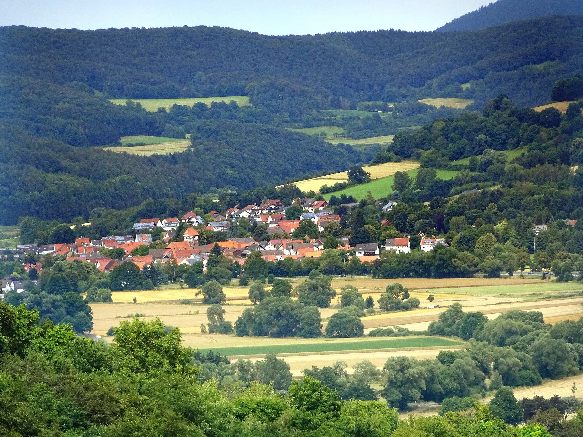 Photo showing: Blick auf Wichmannshausen aus südwestlicher Richtung.
Wichmannshausen ist ein Stadtteil von Sontra im nordhessischen Werra-Meißner-Kreis.

Die Gesamtanlage Wichmannshausen, im wesentlichen die Bebauung der Hauptstraße (Eschweger Straße) und der Bereich um die Kirche, wird vom Denkmalschutz aus künstlerischen und baulichen Gründen als schützenswert erachtet.