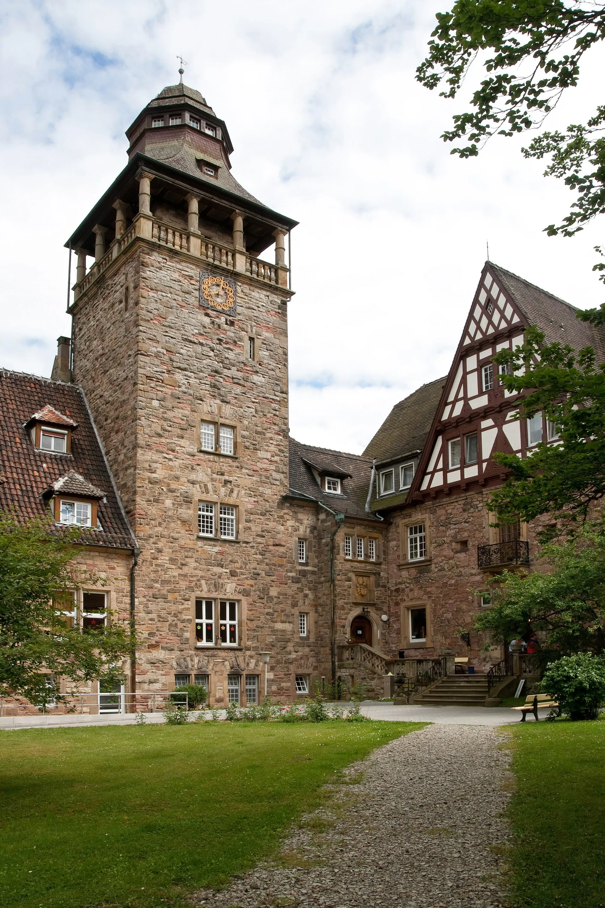 Photo showing: Schloss Wommen (erbaut 1911); der rechte, südliche Flügel stammt noch von der Vorgängerburg aus dem 16. Jahrhundert