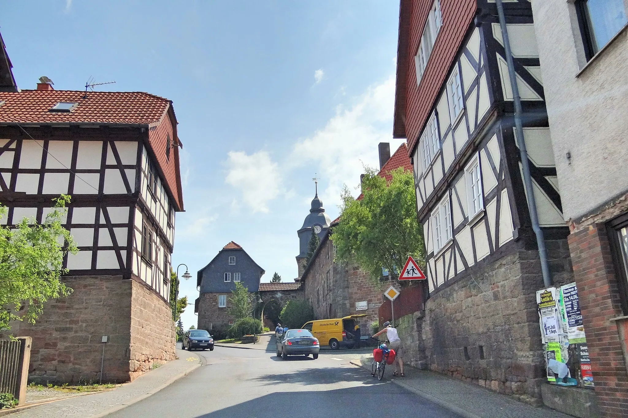 Photo showing: Herleshausen, Germany, Bahnhofstraße (links die Hausnummer 9, rechts die Hausnummer 8)