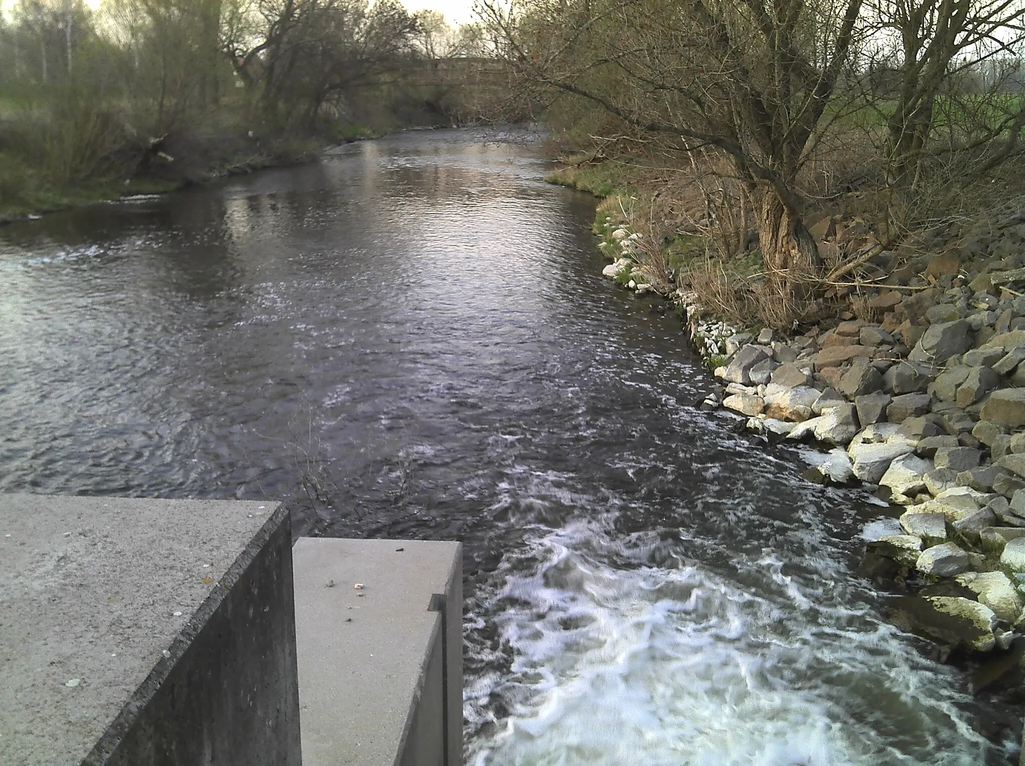 Photo showing: Bornitzer Wehr Unterwasser am rechtsufrigen Schütz -Blick nach Norden zum Elstersteg- März 2012