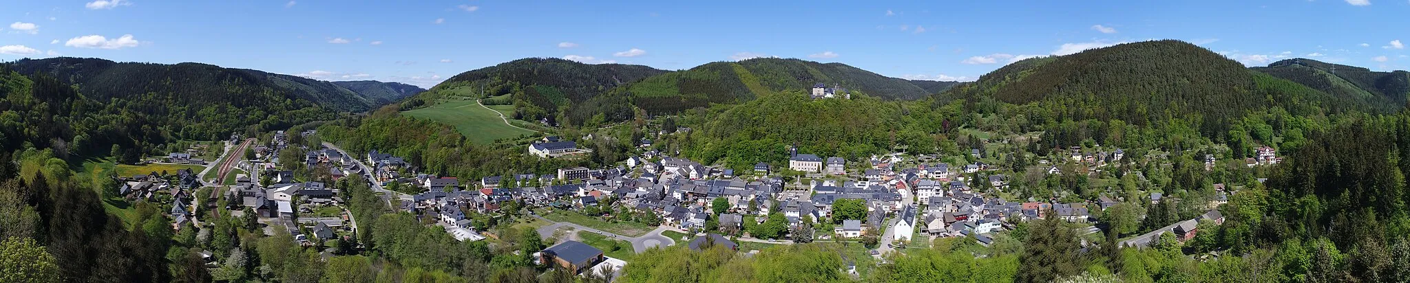 Photo showing: Panorama der Stadt Leutenberg im Frühling. Aufgenommen von der Gustav-Fehler-Höhe aus am 01.05.2018.