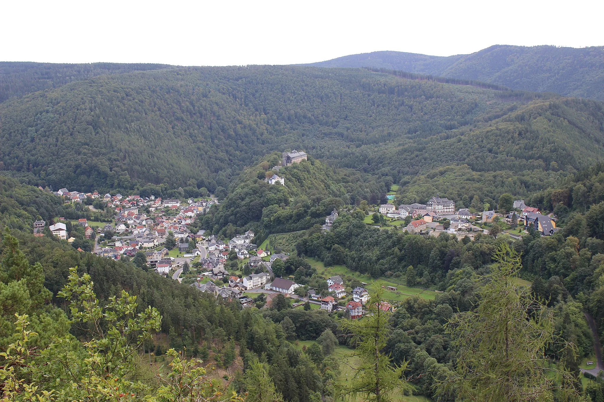 Photo showing: Blick vom Trippstein auf Schwarzburg; weitere Bereiche im Landschaftsschutzgebiet „Thüringer Wald“