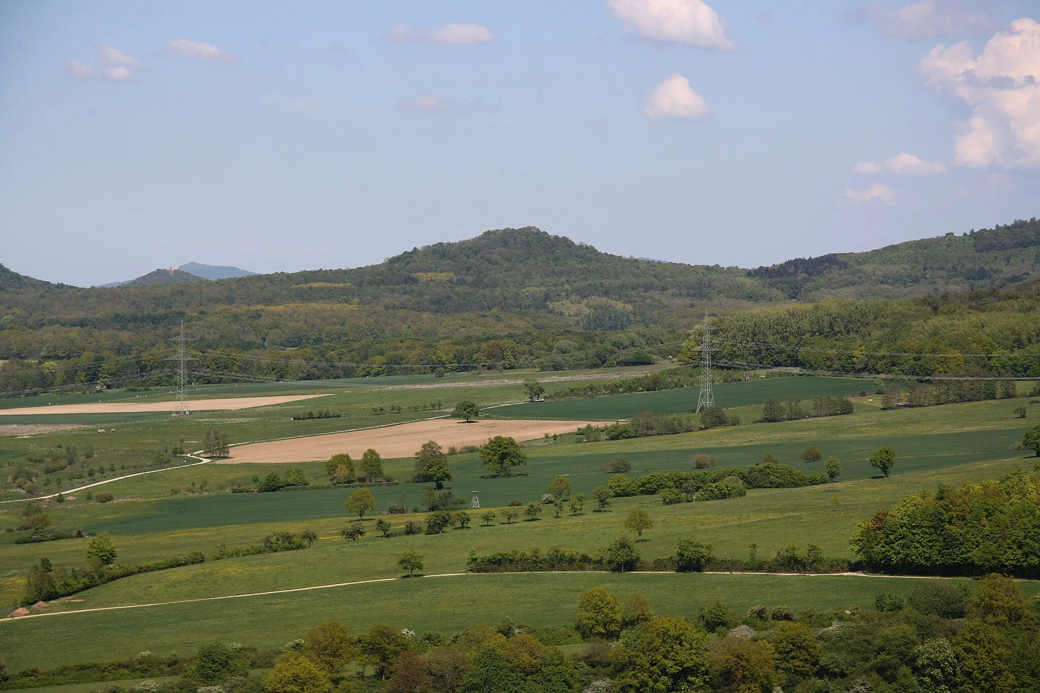 Photo showing: Blick vom Aussichtspunkt Via Regia zum Hübelsberg. Außerdem im Bild: Gehilfersberg und Oechsen