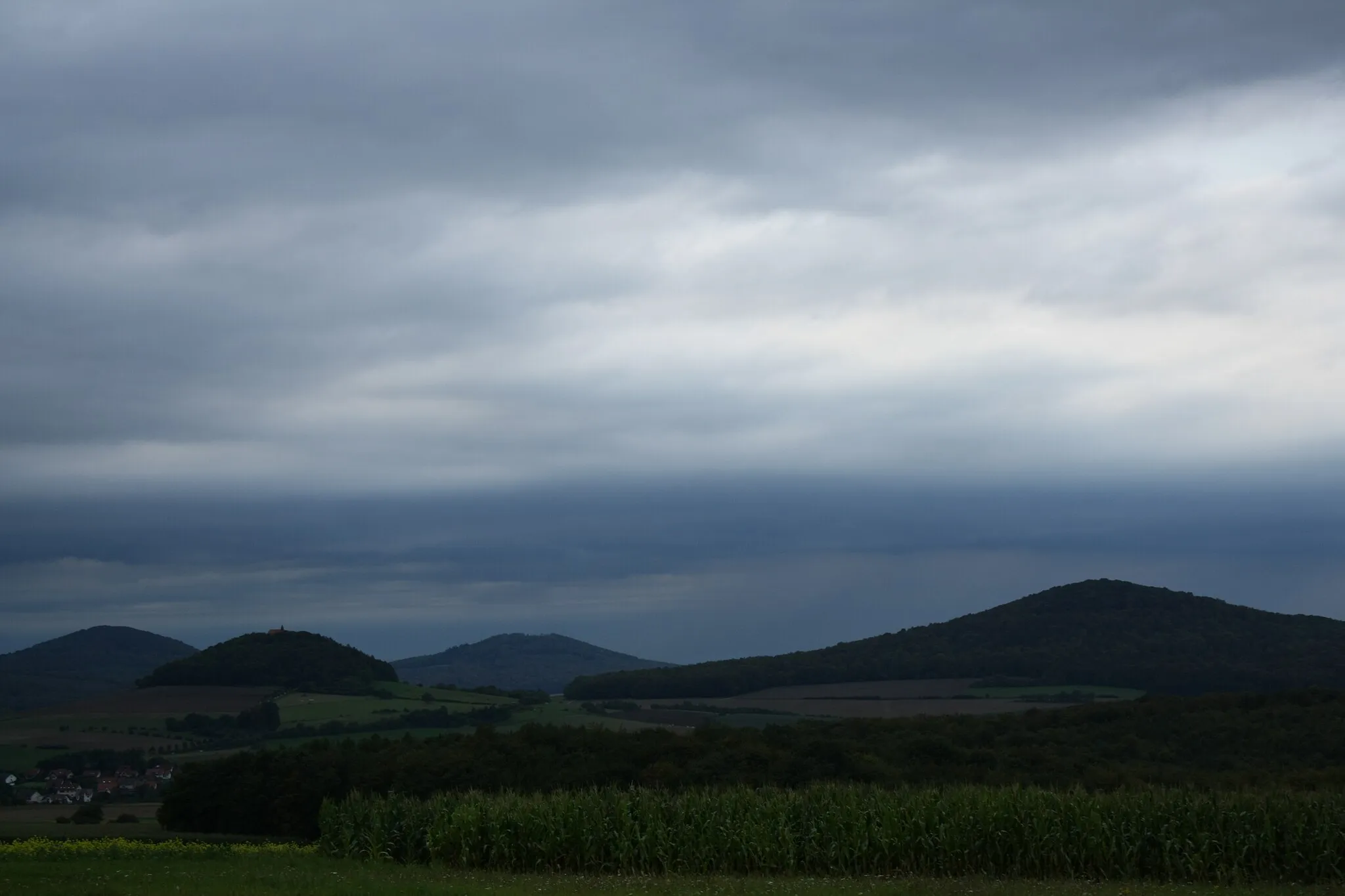 Photo showing: Blick von Point Alpha in Richtung Appelsberg, Gehilfersberg, Rückersberg und Kleinberg. Gesehen am 11. September 2011 bei gewittriger Stimmung