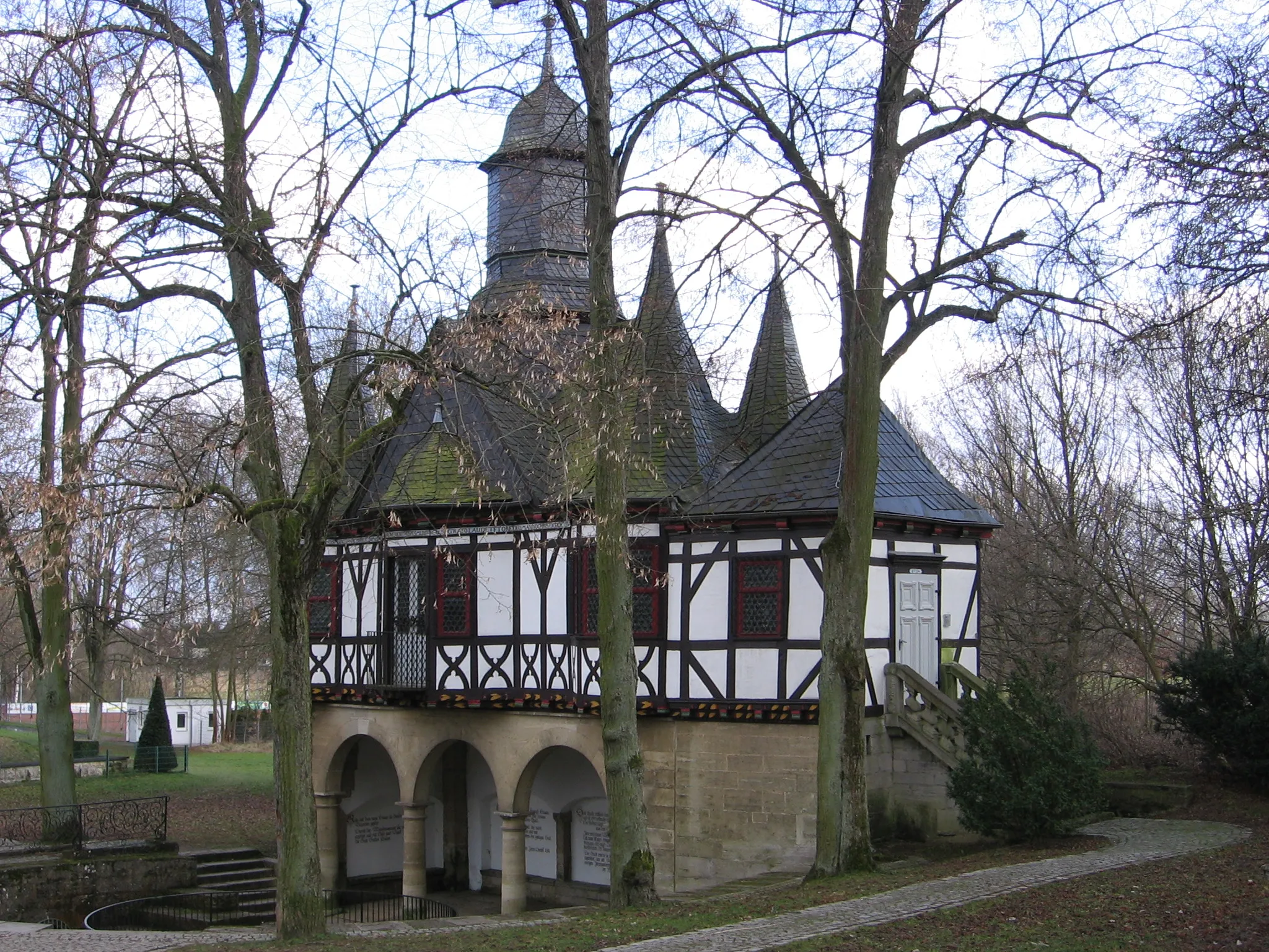 Photo showing: Das 1614 erbaute Brunnenhaus an der Popperöder Quelle in Mühlhausen/Thüringen, Deutschland.