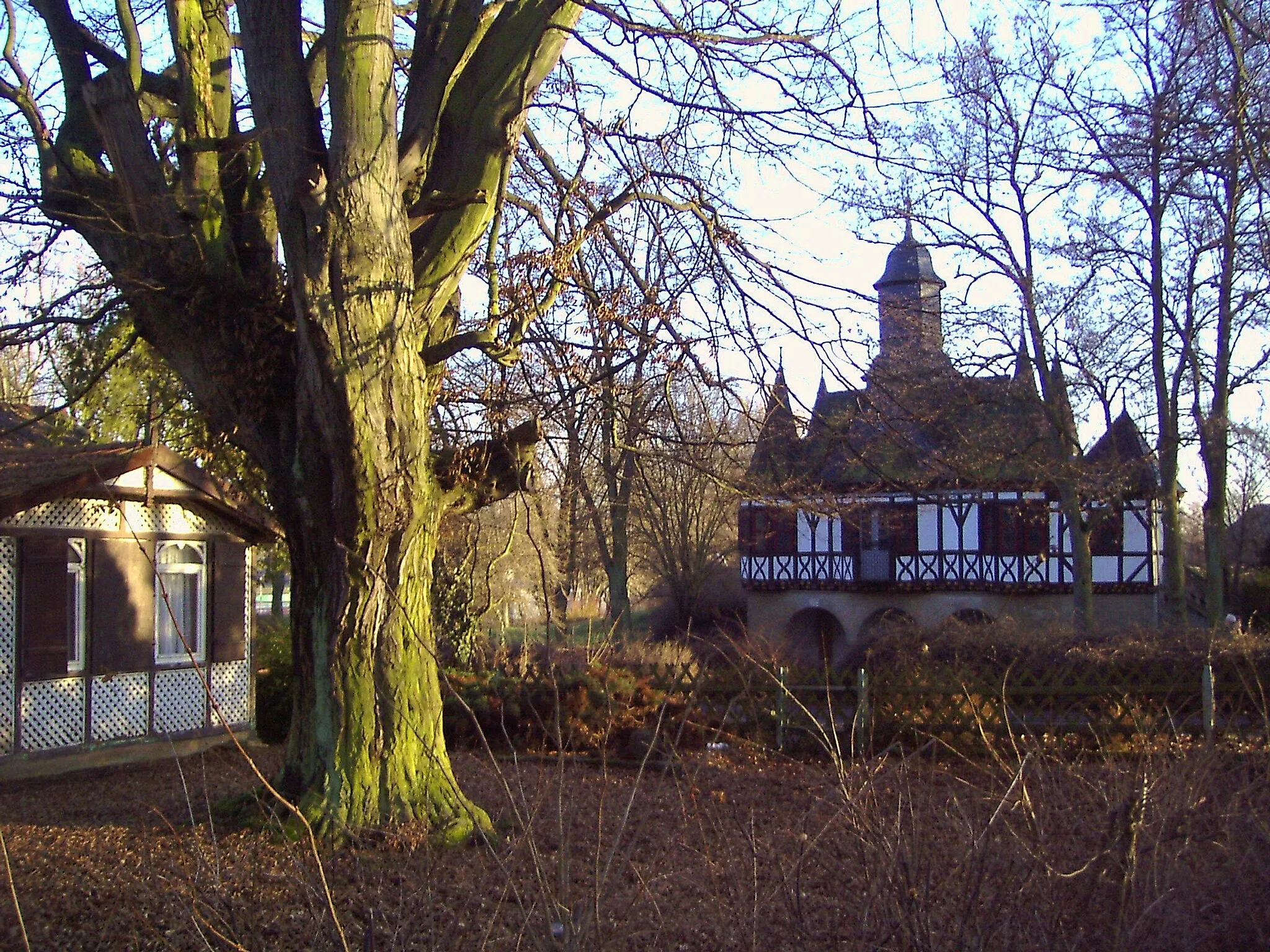 Photo showing: Popperöder Brunnenhaus, im Vordergrund alte Hainbuche.