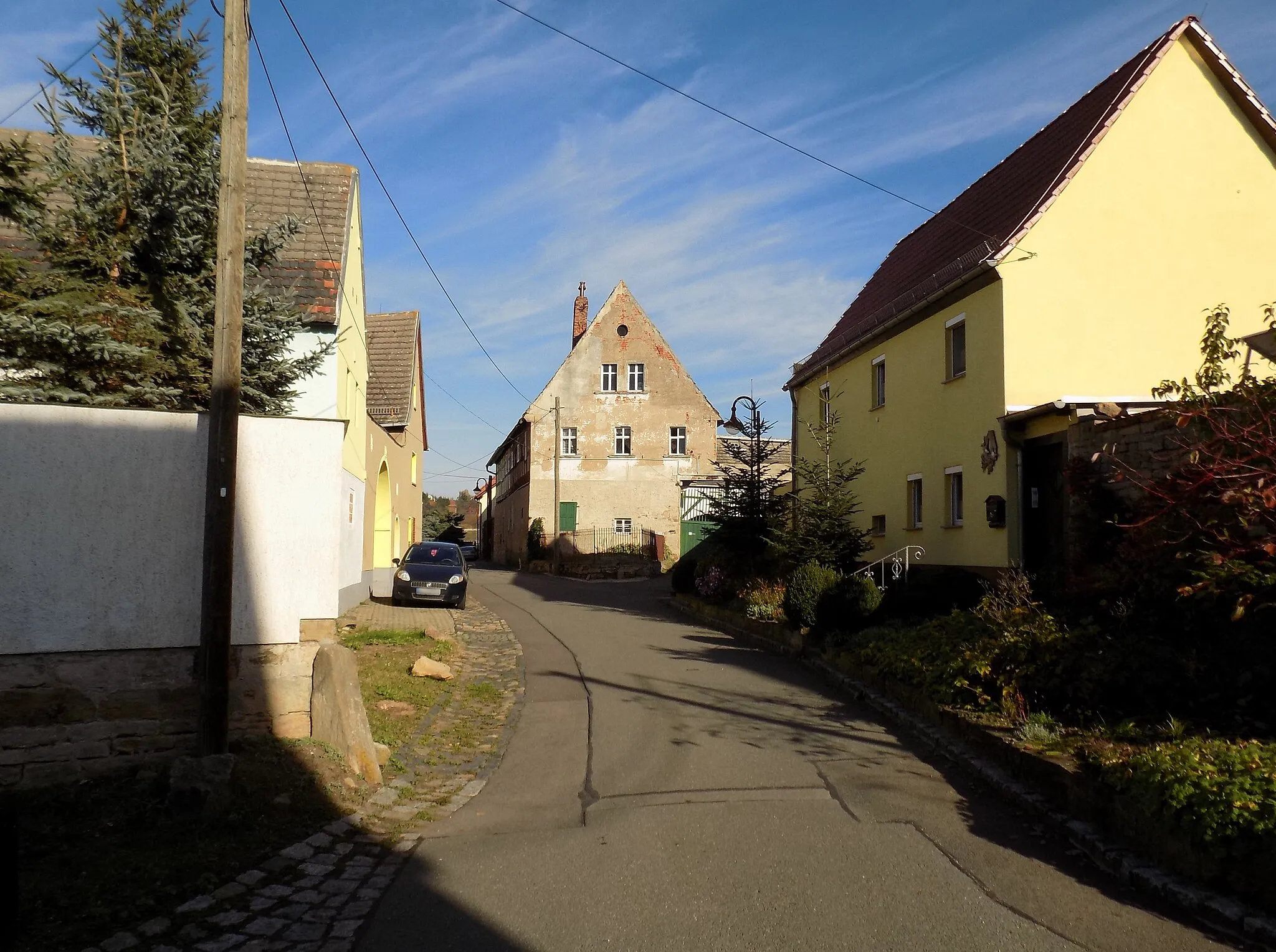 Photo showing: Schmale Strasse in Grossosida (Gutenborn, district: Burgenlandkreis, Saxony-Anhalt)