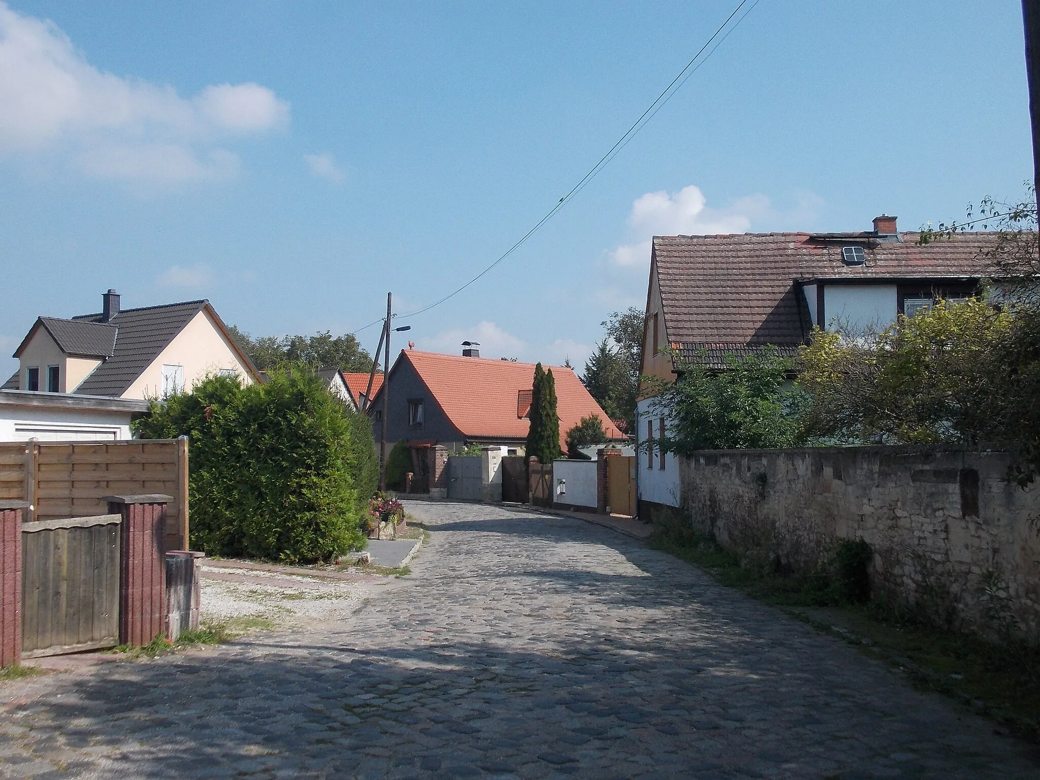 Photo showing: Alt-Almrich street in Almrich (Naumburg, district: Burgenlandkreis, Saxony-Anhalt)