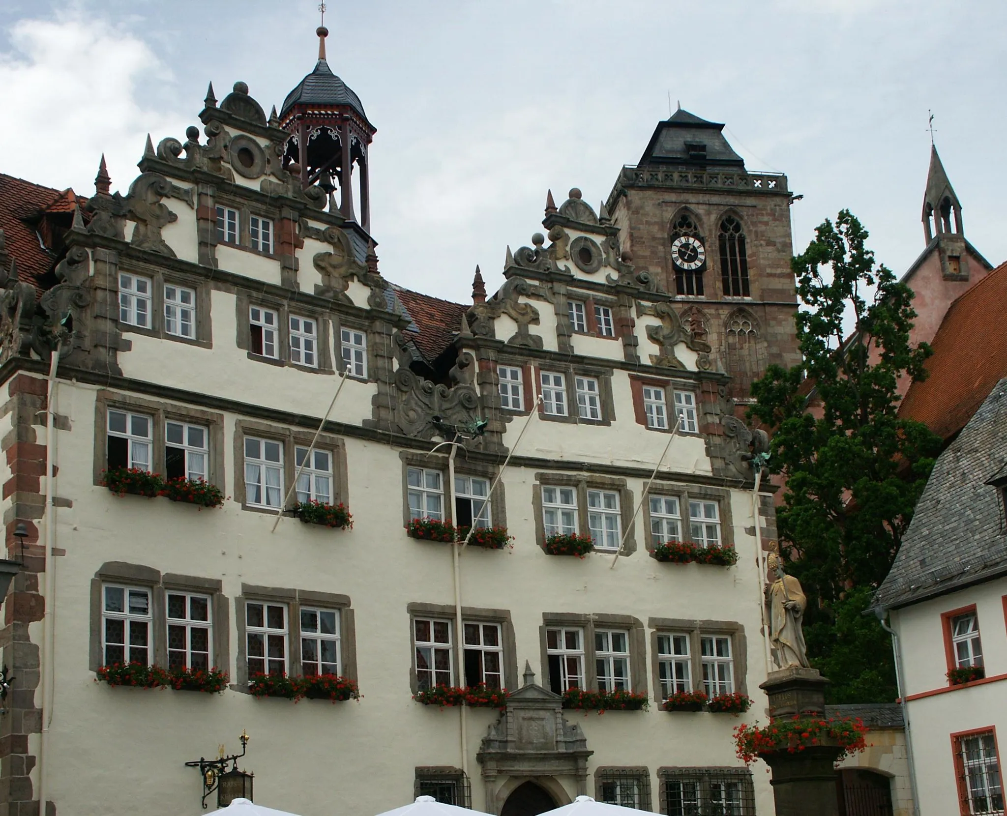 Photo showing: Rathaus von Bad Hersfeld, im Hintergrund die Stadtkirche