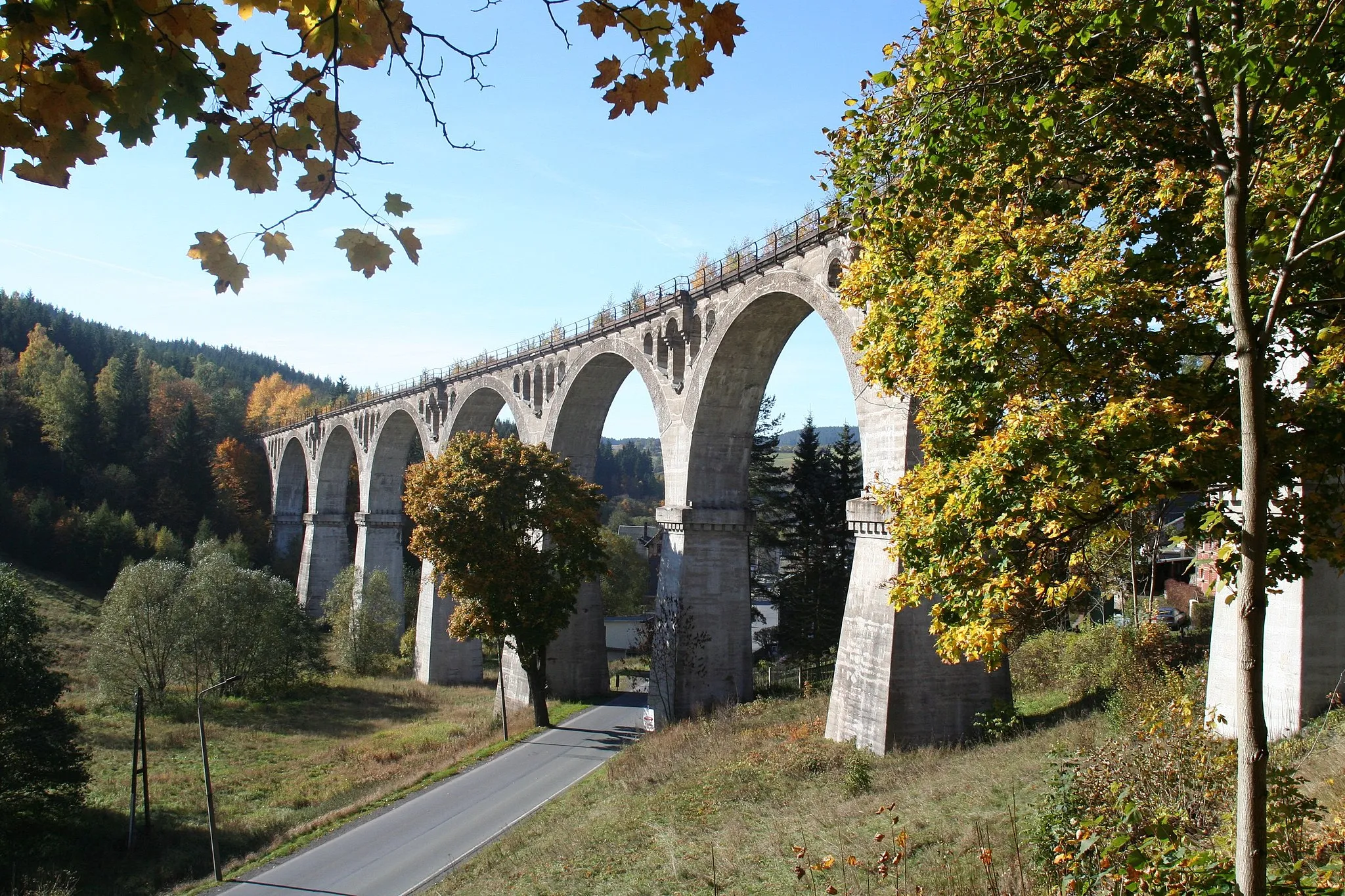 Photo showing: Railwai viaduct upon the Piesau (river) in the area of the so-called Hammerwiesen, close to the station “Lichte (Thuringia) East” in south Thuringia.