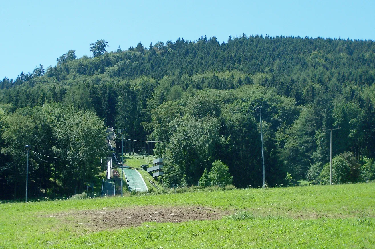 Photo showing: Der Datenberg in Tabarz mit der Schanzenanlage am Nordhang.