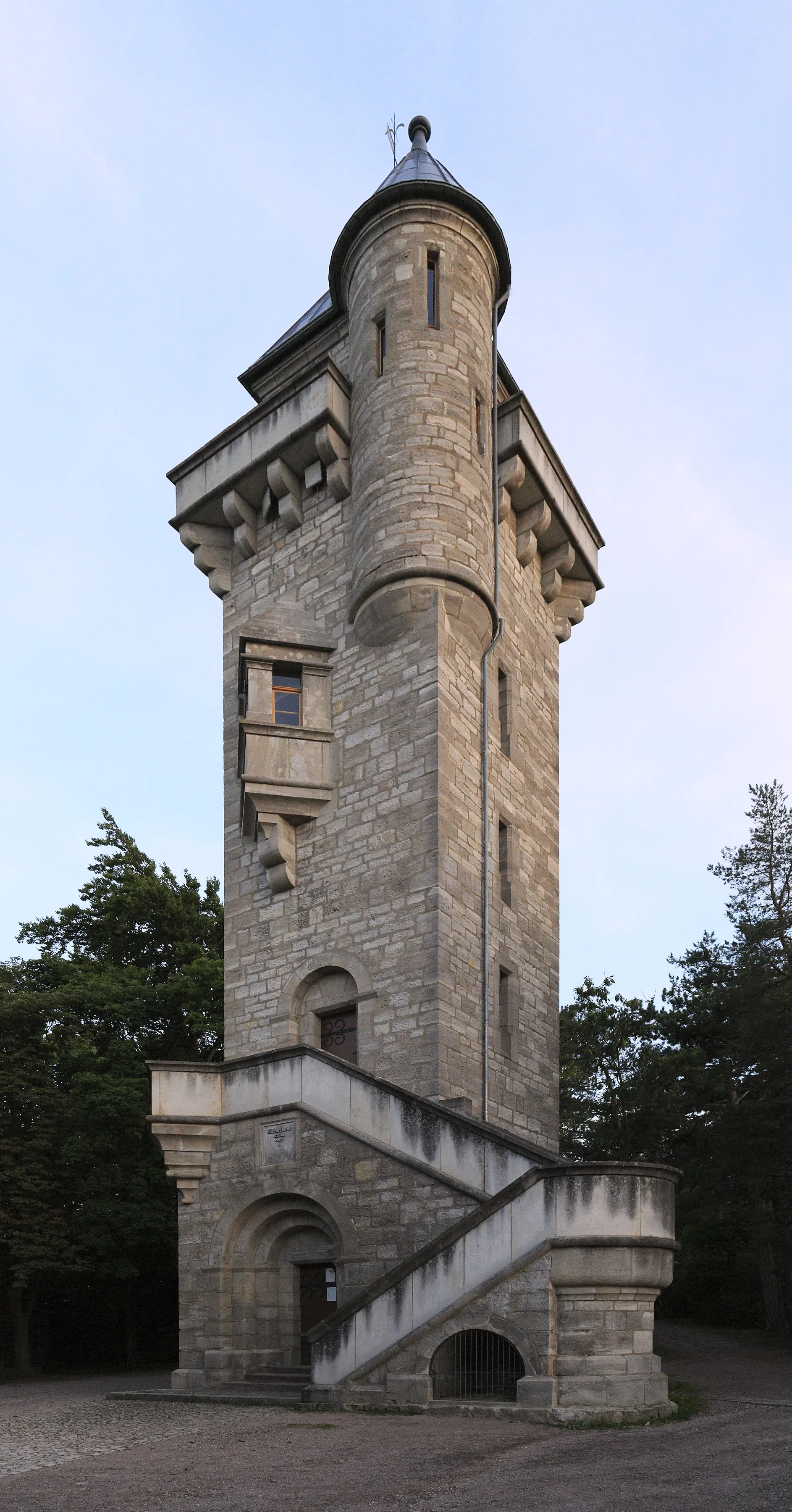 Photo showing: Früher »Kaiser-Wilhelm-Turm«, eigentlich ein Aussichtsturm, aber nach 20.00 verständlicherweise schon geschlossen
Entzerrt, doch die kurze mögliche Entfernung zwischen Kamera und Objekt entsteht eine auffallende Verschiebung der Proportionen.