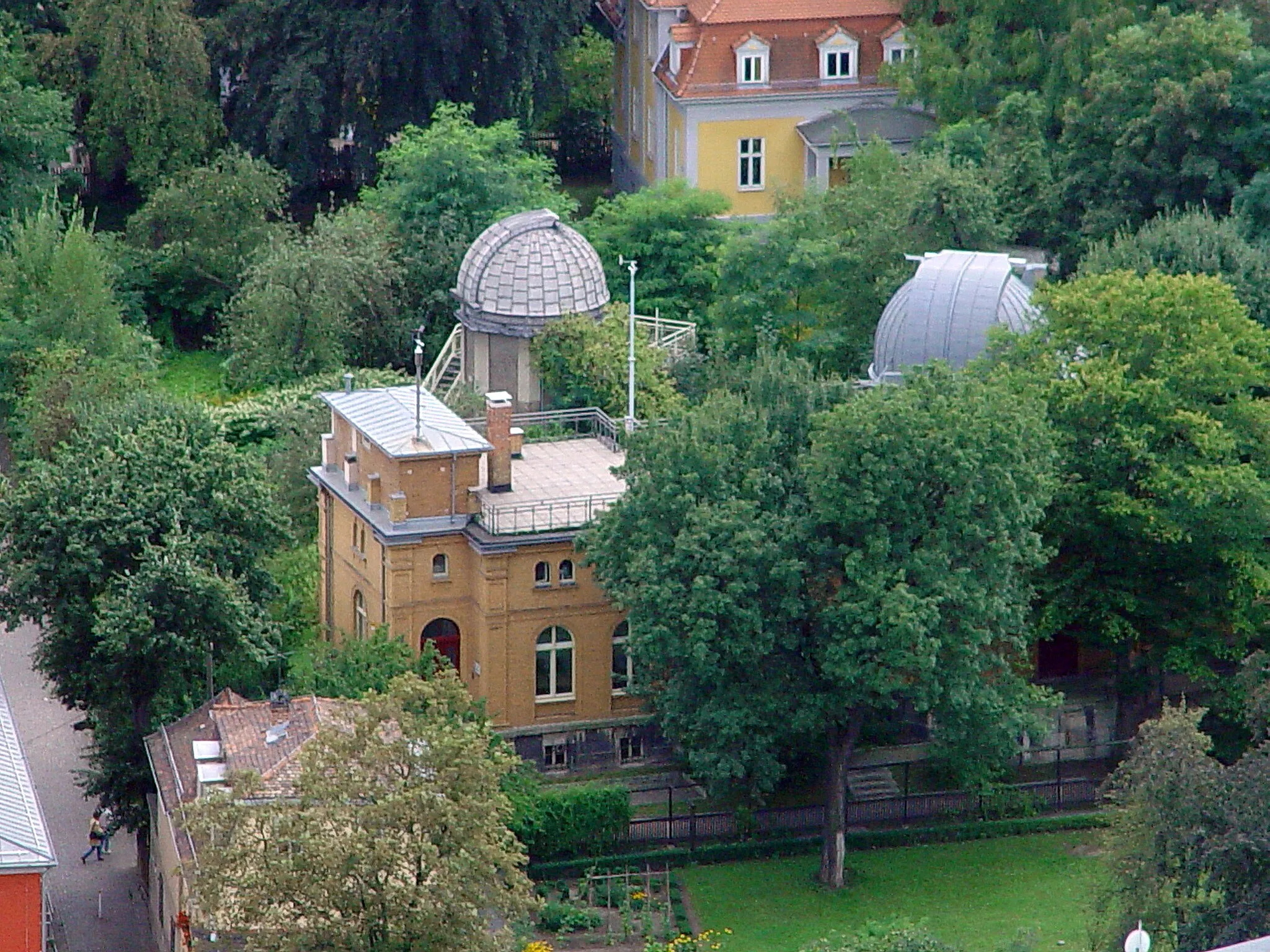 Photo showing: Sternwarte Jena, im Hintergrund die Volkssternwarte Urania Jena, davor die Universitätssternwarte Jena