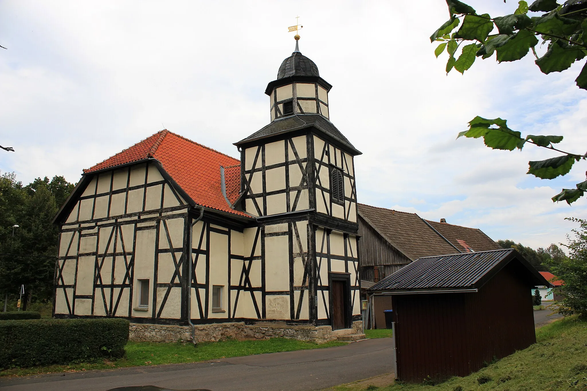 Photo showing: Die in Fachwerkbauweise errichtete St.-Bartholomäus-Kirche in Holbach weist typische Merkmale des Barock auf. Thüringen.