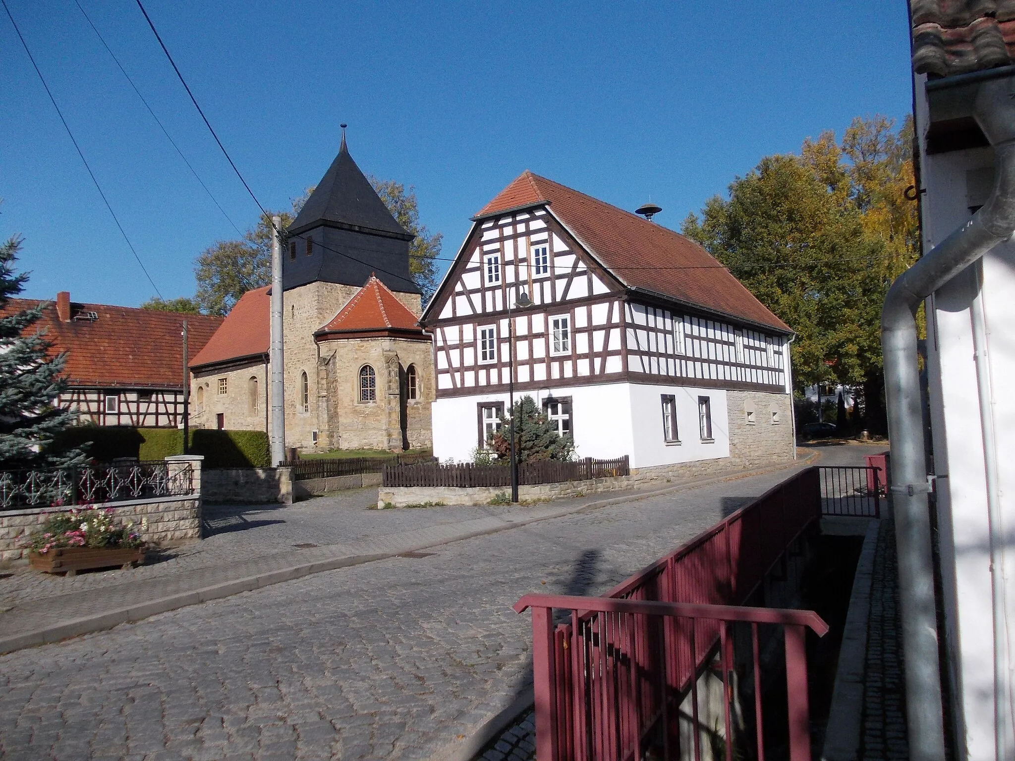 Photo showing: Church and half-timbered buildings in Ossig (Gutenborn, district of Burgenlandkreis, Saxony-Anhalt)