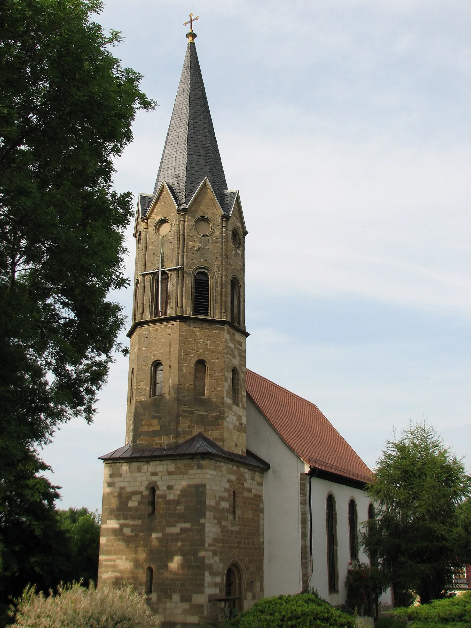 Photo showing: Kirche von Rippicha (2017) - wieder mit Christuskreuz aus Leuchtstoffröhren, wie es Oskar Brüsewitz hatte anbringen lassen