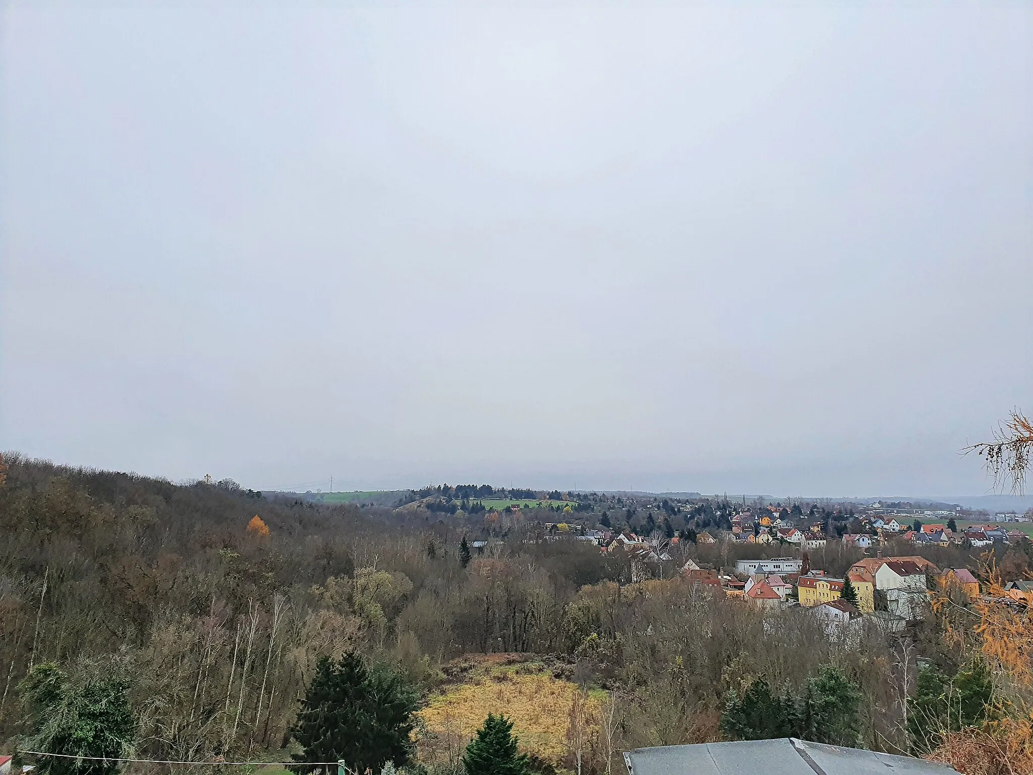 Photo showing: Blick vom 'Weg zum Knittelholz', Zeitz auf Ortseil Rasberg und das Kuhndorftal (Tal des Wilden Baches)