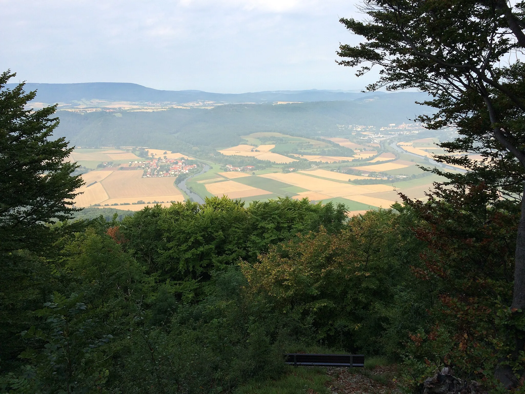 Photo showing: Aussichtspunkt Hörne (523 m) am Werra-Burgen-Steig Hessen (X5H) mit Blick in das Werratal zwischen Kleinvach (links) und Bad Sooden-Allendorf (rechts), im Hintergrund der Hohe Meißner (li) und Kaufunger Wald (re)