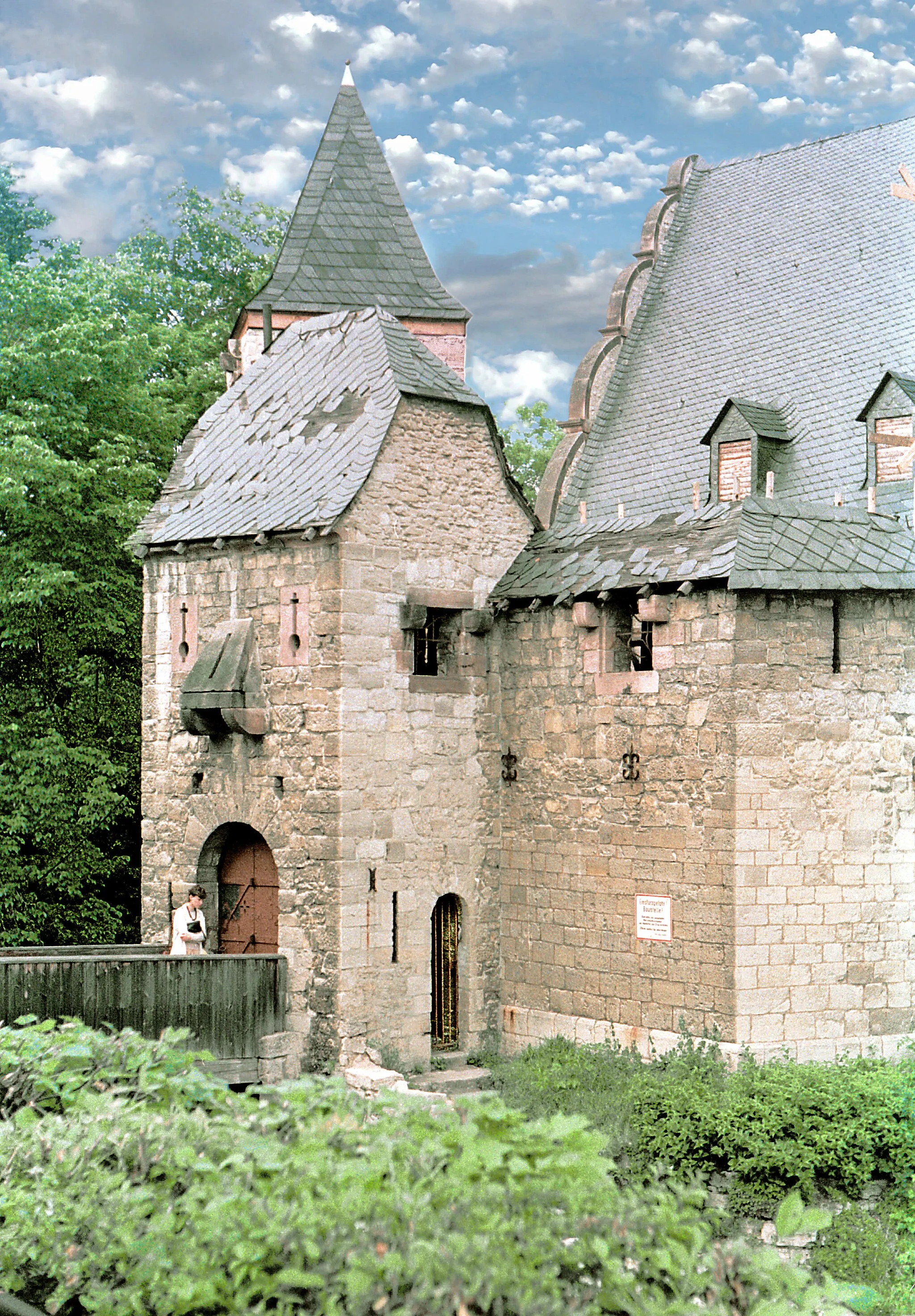 Photo showing: 30.06.1985  5305   [99448]    Kranichfeld:  Oberschloß, Schloßberg 28 (GMP: 50.851200,11.193823). Ursprung im 12. Jh., im 16. Jh. Ausbau mit reichen Zwerchgiebeln der Frührenaissance. Im SW Erker mit drastischer Konsolfigur. Seit dem Brand von 1924 Ruine. 1985 Instandsetzungsarbeiten. [F19850630A067.TIF]19850630521NR.JPG(c)Blobelt