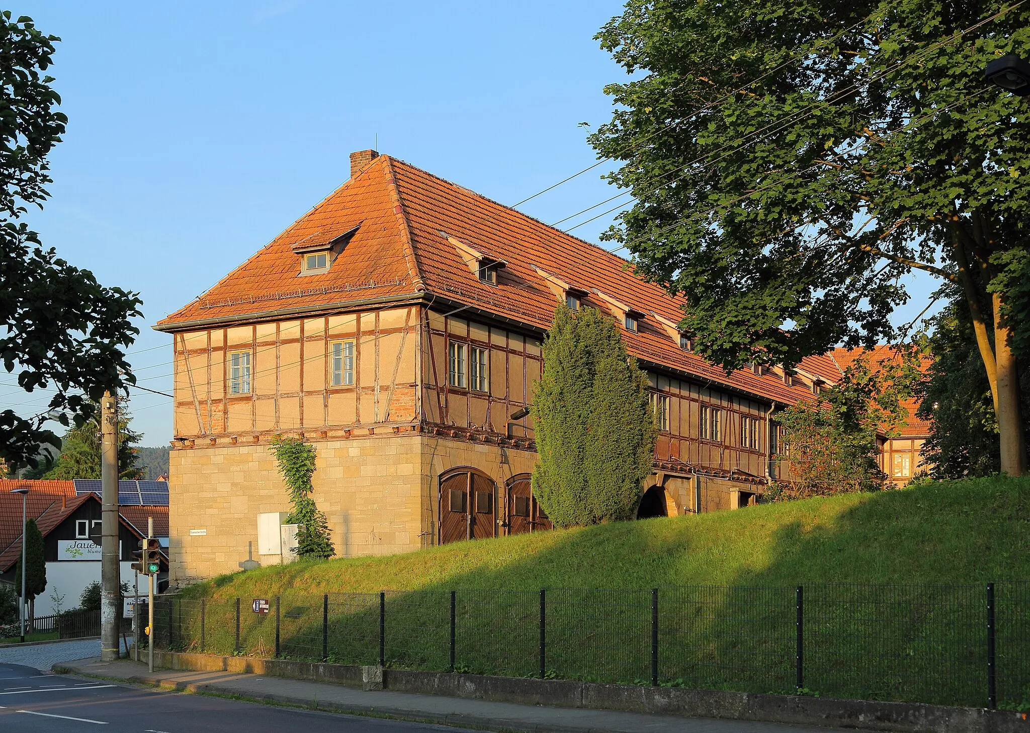 Photo showing: Former outbuildings of Red Castle (Rotes Schloss) in Mihla, Wartburgkreis, Thuringia, Germany. The timber framed buildings are listed cultural heritage monuments.