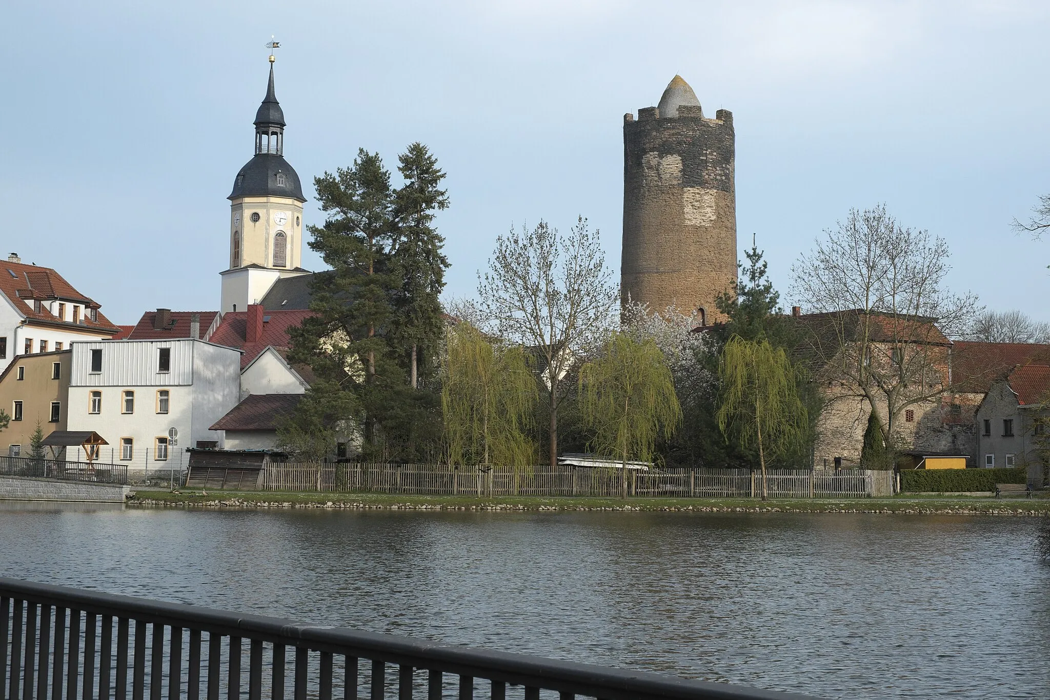Photo showing: Burg Triptis in Tiptis im Saale-Orla-Kreis (Thüringen/Deutschland), im Hintergrund Stadtkirche St. Marien
