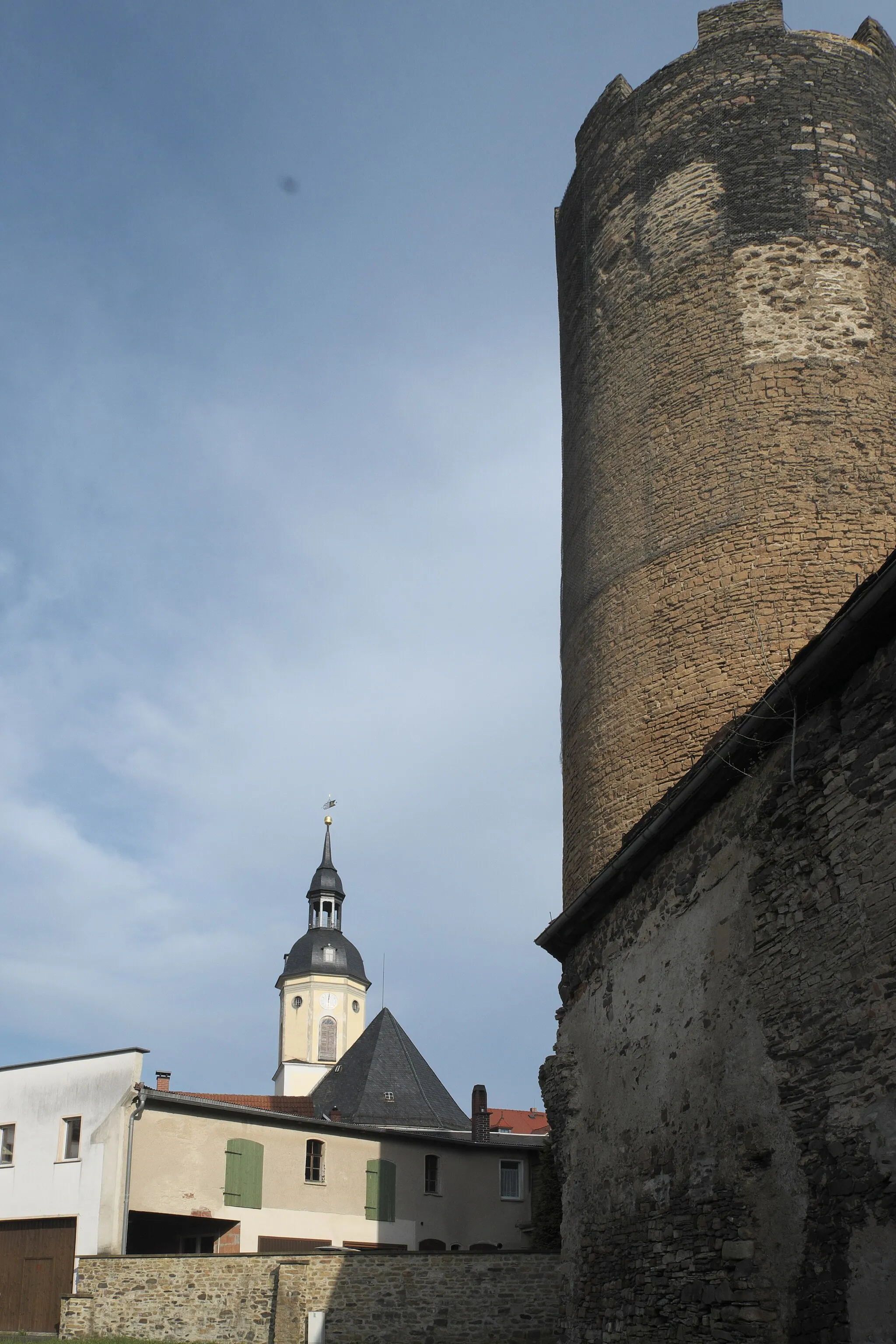 Photo showing: Burg Triptis in Tiptis im Saale-Orla-Kreis (Thüringen/Deutschland), im Hintergrund Stadtkirche St. Marien
