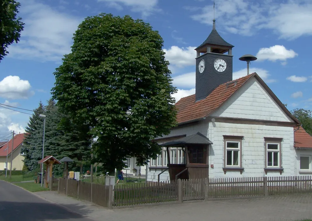 Photo showing: Die ehemalige Dorfschule in Sondra, OT von Sättelstädt in der Gemeinde Hörselberg-Hainich.