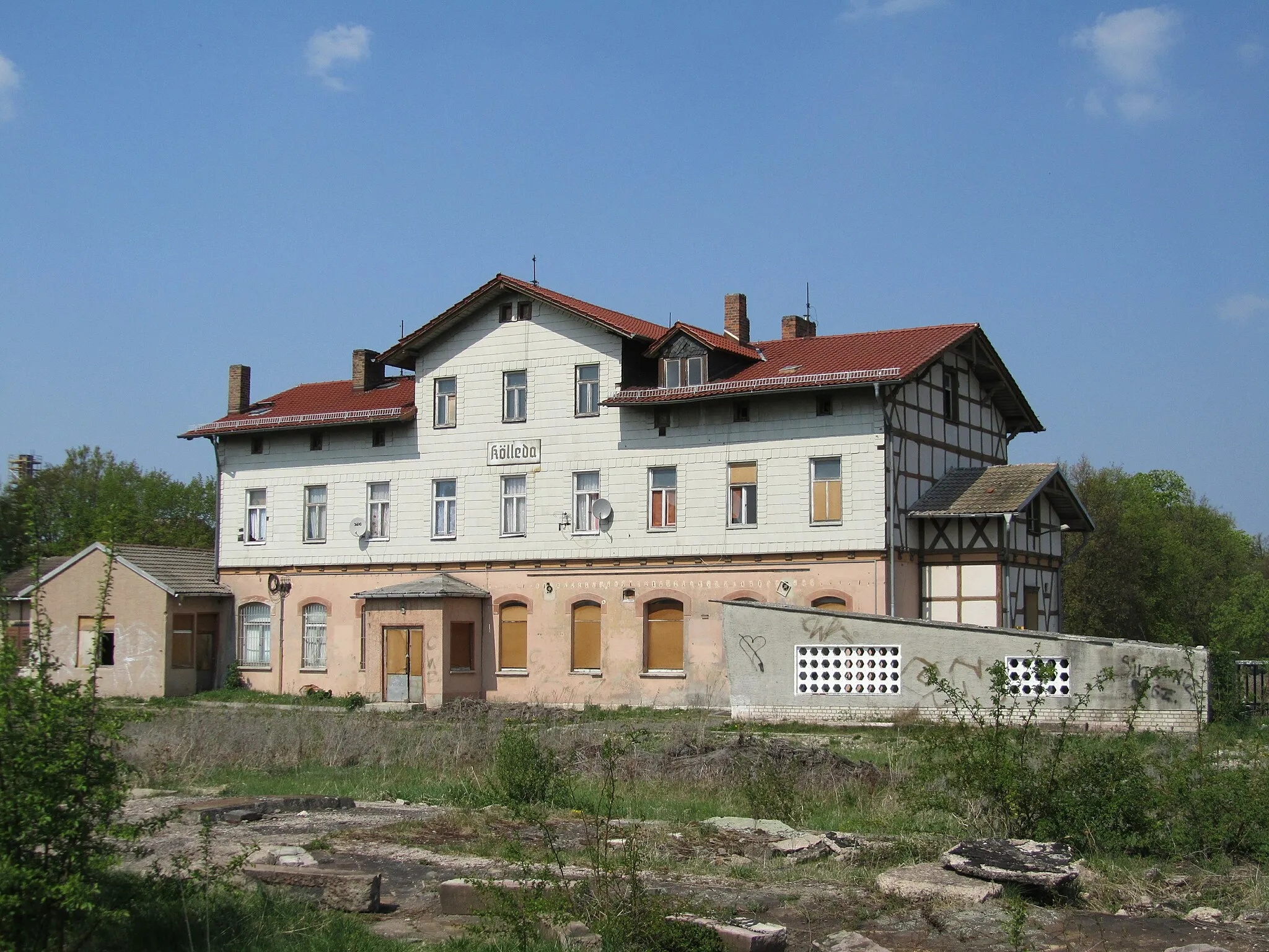 Photo showing: Das Bahnhofsgebäude von Kölleda (Thüringen).