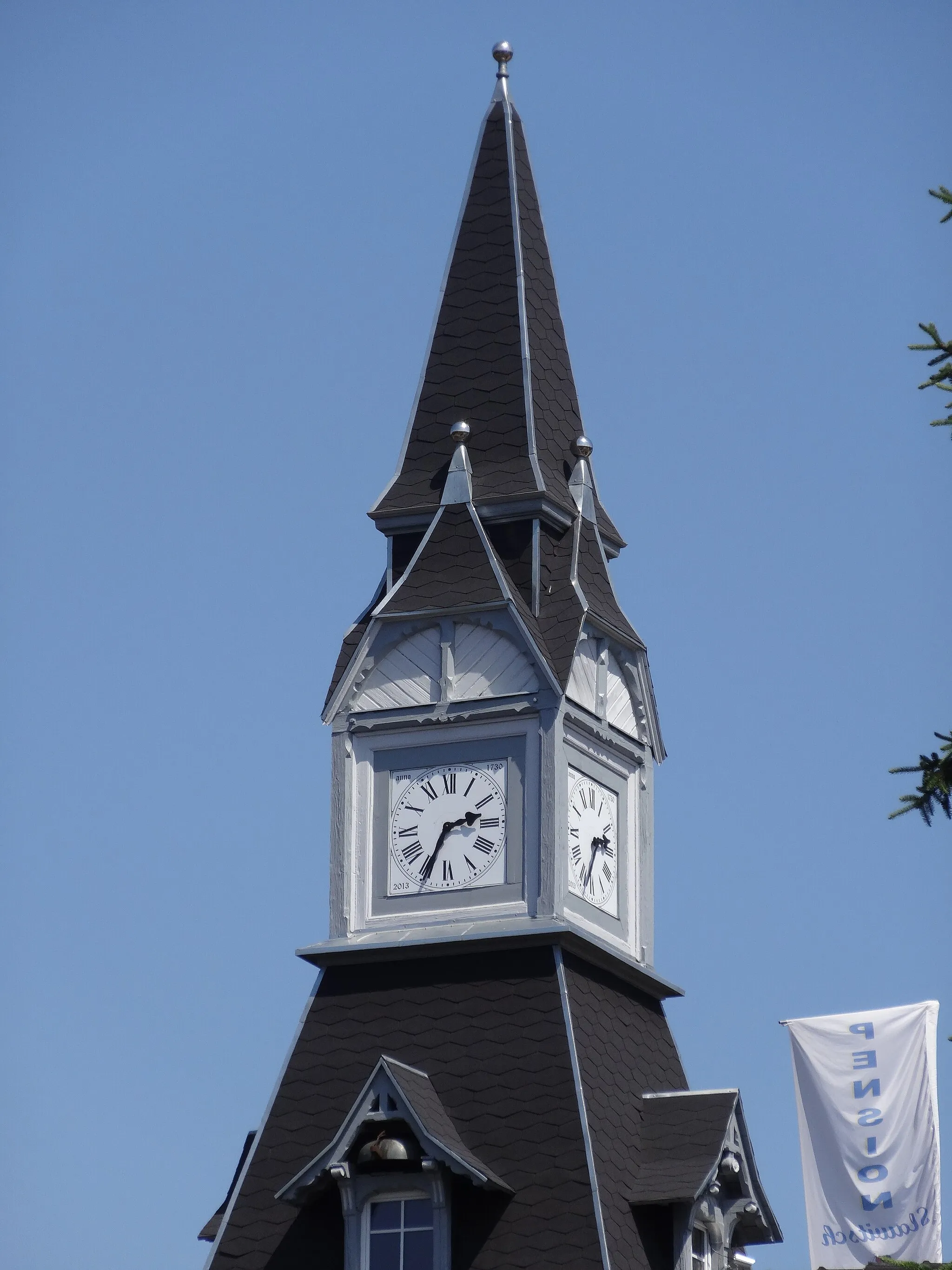 Photo showing: Turmuhr auf einem Gebäude der Saline in Bad Sulza, Thüringen