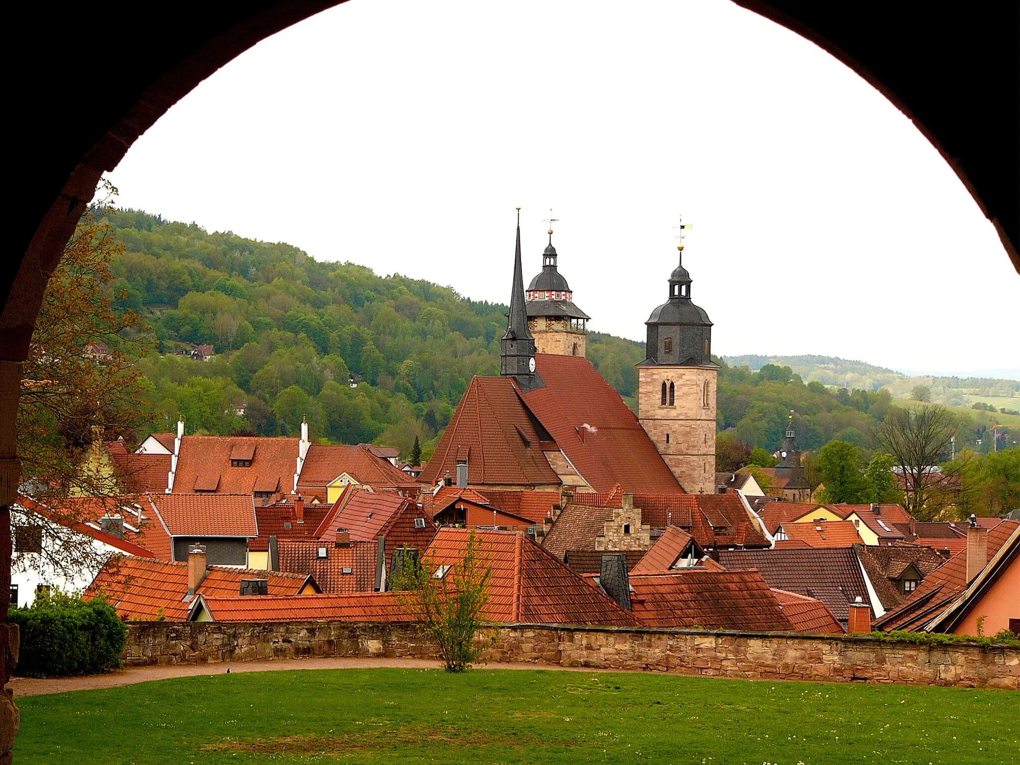 Photo showing: Dächer der Altstadt und die Kirche St. Georg vom Schloss Wilhelmsburg aus gesehen.