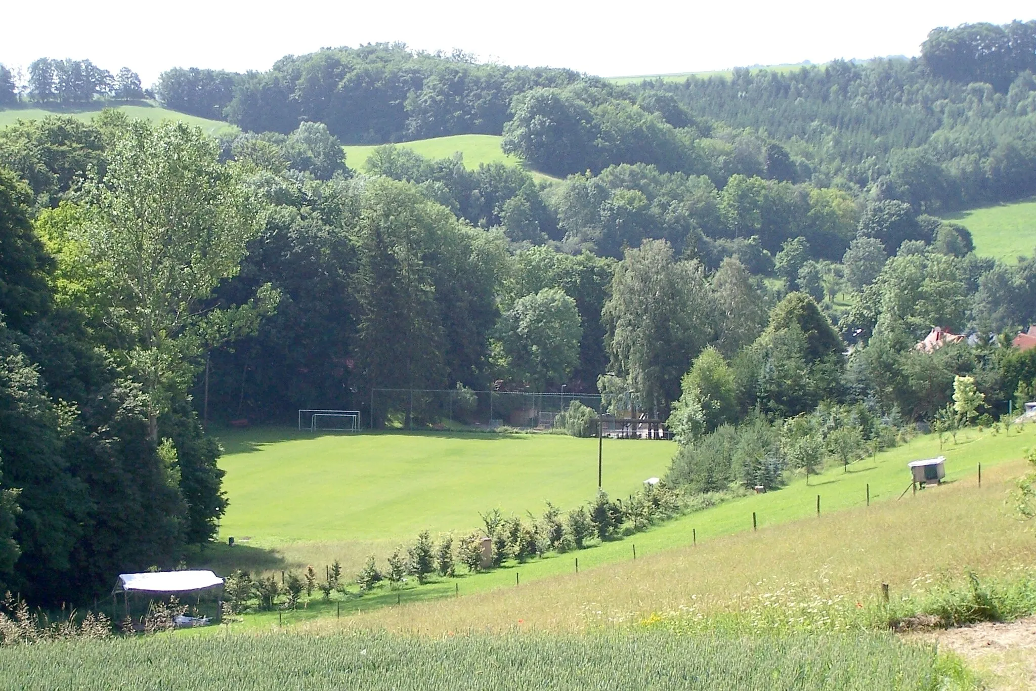 Photo showing: Der in einem Seitental der Elte gelegene Sportplatz von Förtha und Epichnellen.