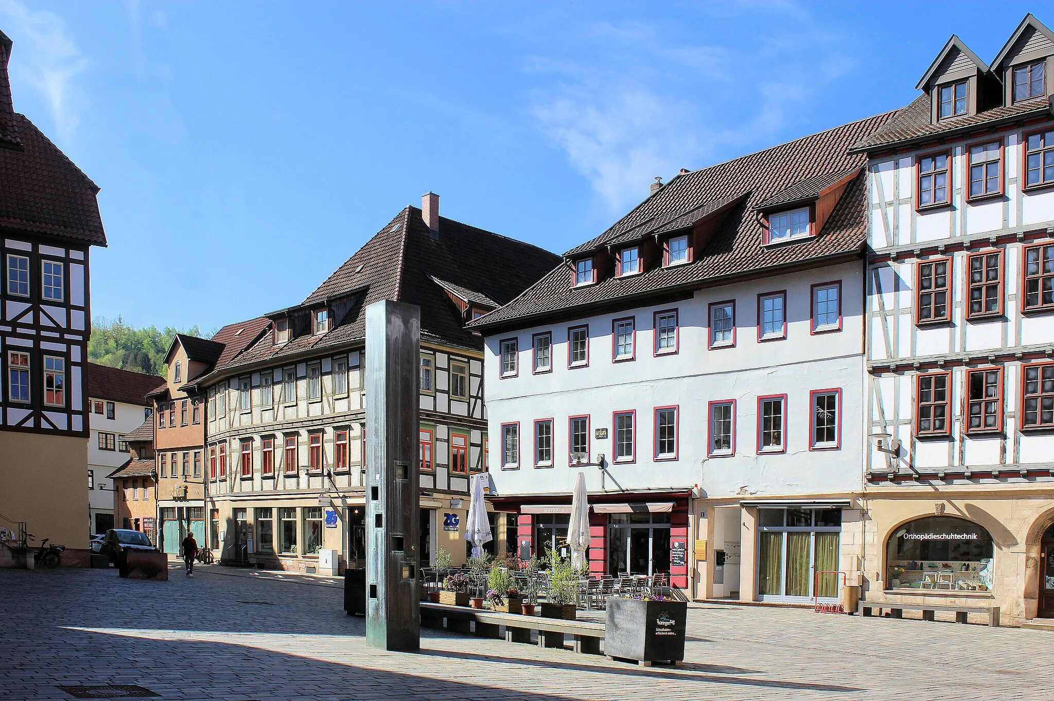 Photo showing: Schmalkalden, the Lutherplatz with the weather column
