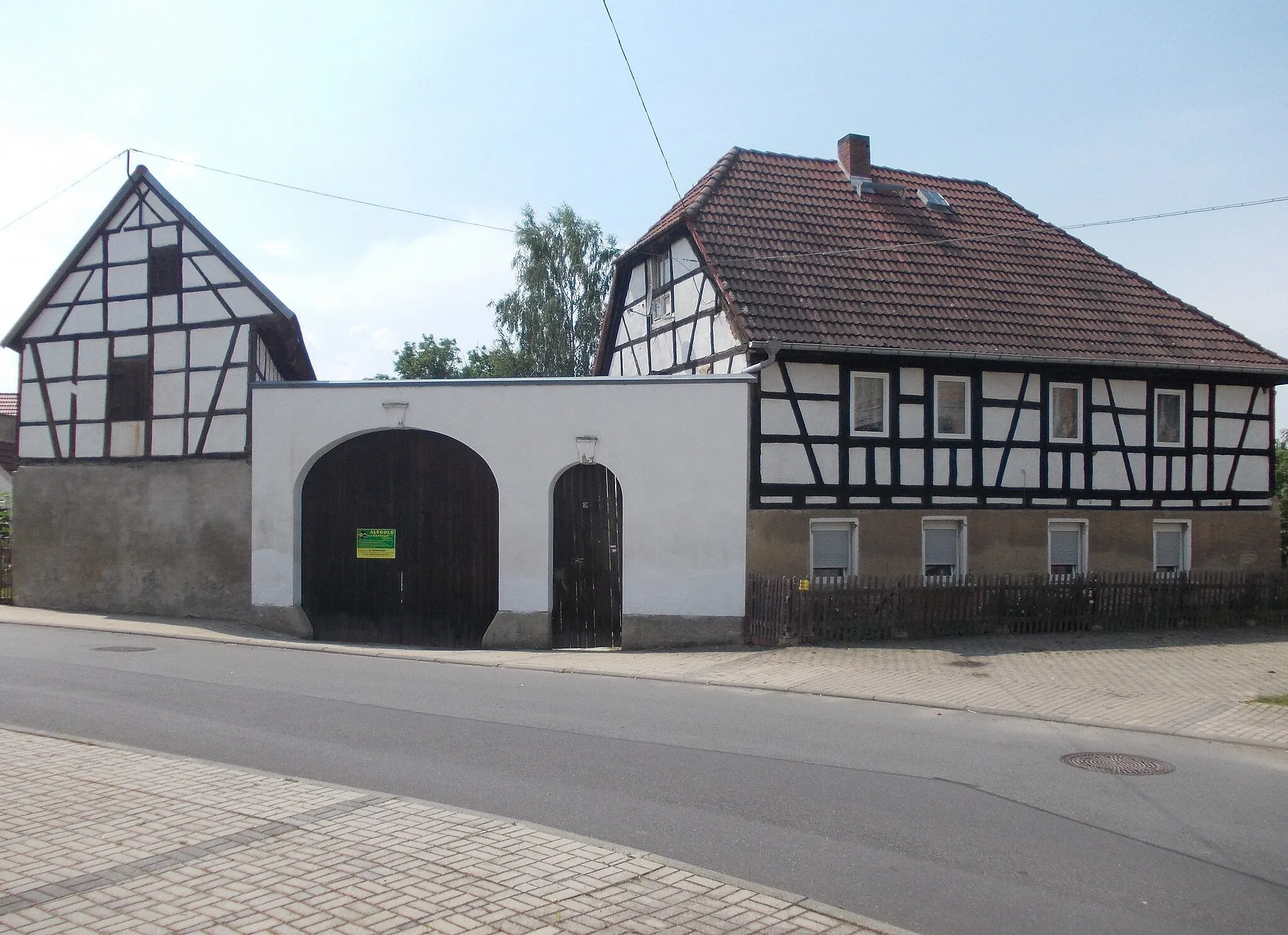 Photo showing: Farmstead opposite the church in Caaschwitz (Greiz district, Thuringia)