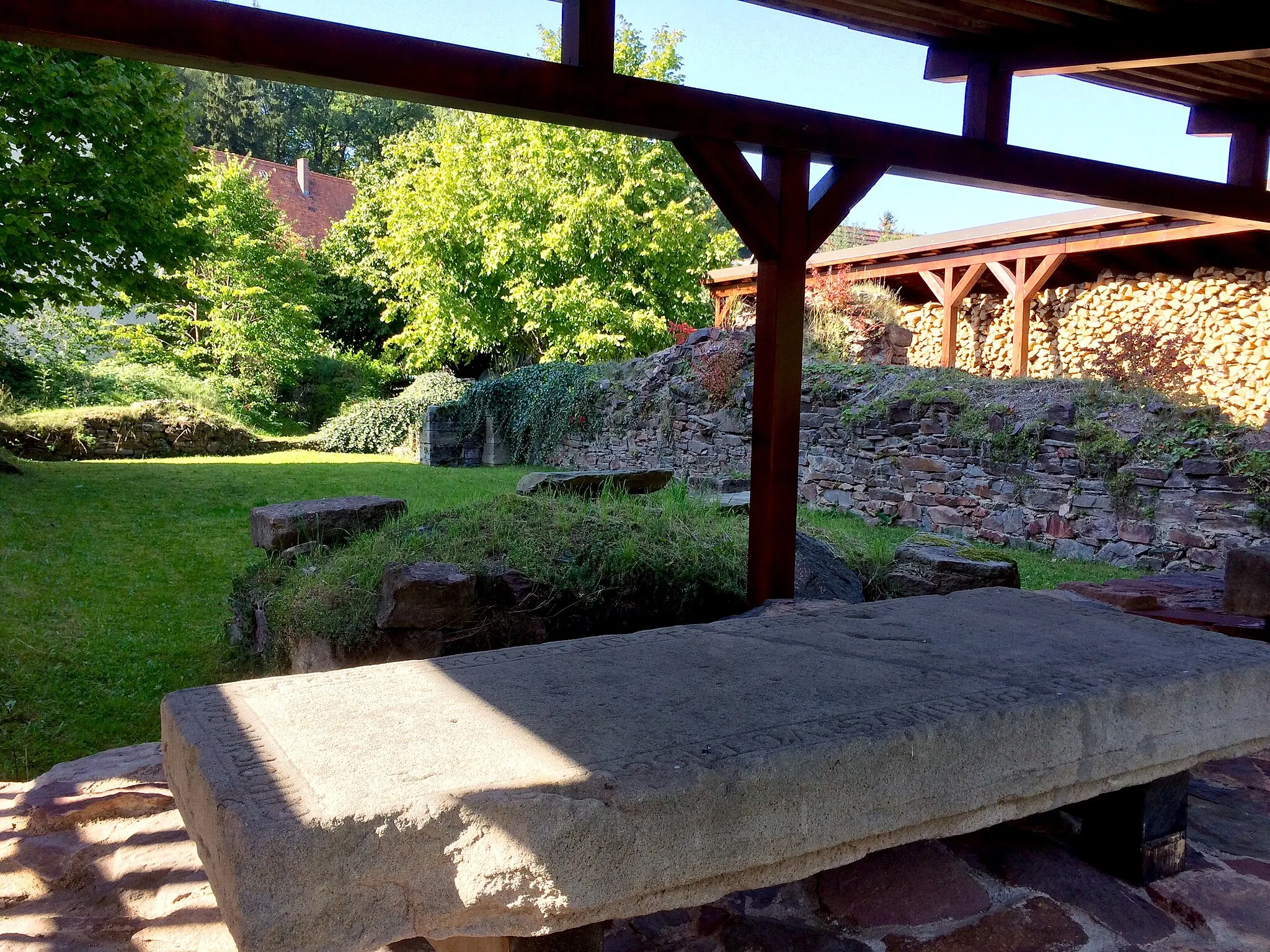 Photo showing: Blick von der Apsis in das ehemalige Kirchenschiff, im Vordergrund ein Grabstein eines Kreuzritteres, dahinter Reste des Altars
