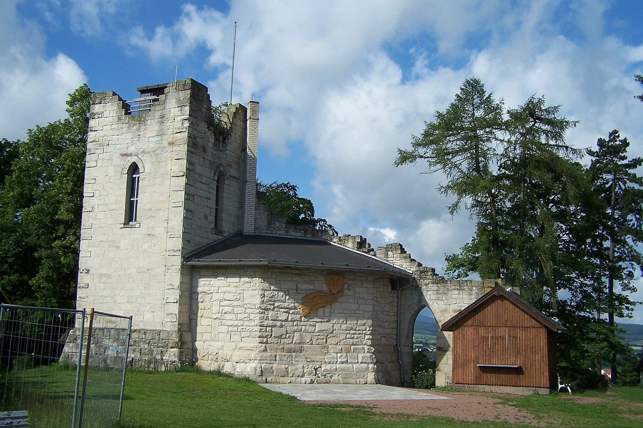 Photo showing: Die auf dem Gipfel des Frankensteins errichtete Kunstruine mit Aussichtsturm.