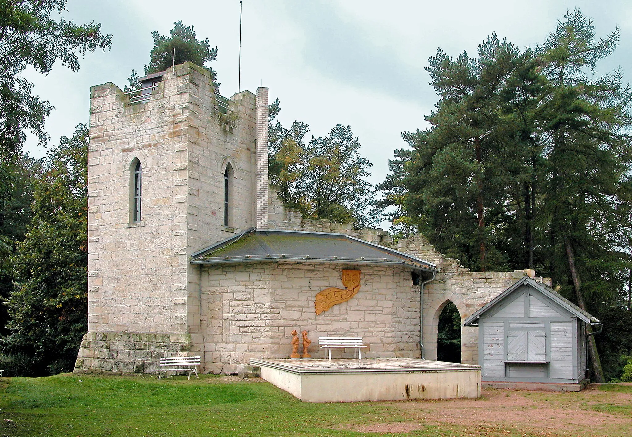 Photo showing: 02.10.2004  36433   Kloster (Bad Salzungen), Moorgrund: Künstliche Burgruine
"Frankenstein"  (GMP: 50.816426,10.264607). Zwischen 1889 und 1891 wurde durch 
den Bad Salzunger Burg- und Heimatverein auf dem Frankenstein eine Kunstruine als 
Aussichtspunkt und Vereinslokal errichtet. In der Nachbarschaft entstand in der DDR-
Zeit ein Bungalowdorf als Betriebsferienlager, es wurde nach der Wende durch ein

Hotel ersetzt.                                    [DSCN5524.JPG]20041002110DR.JPG(c)Blobelt