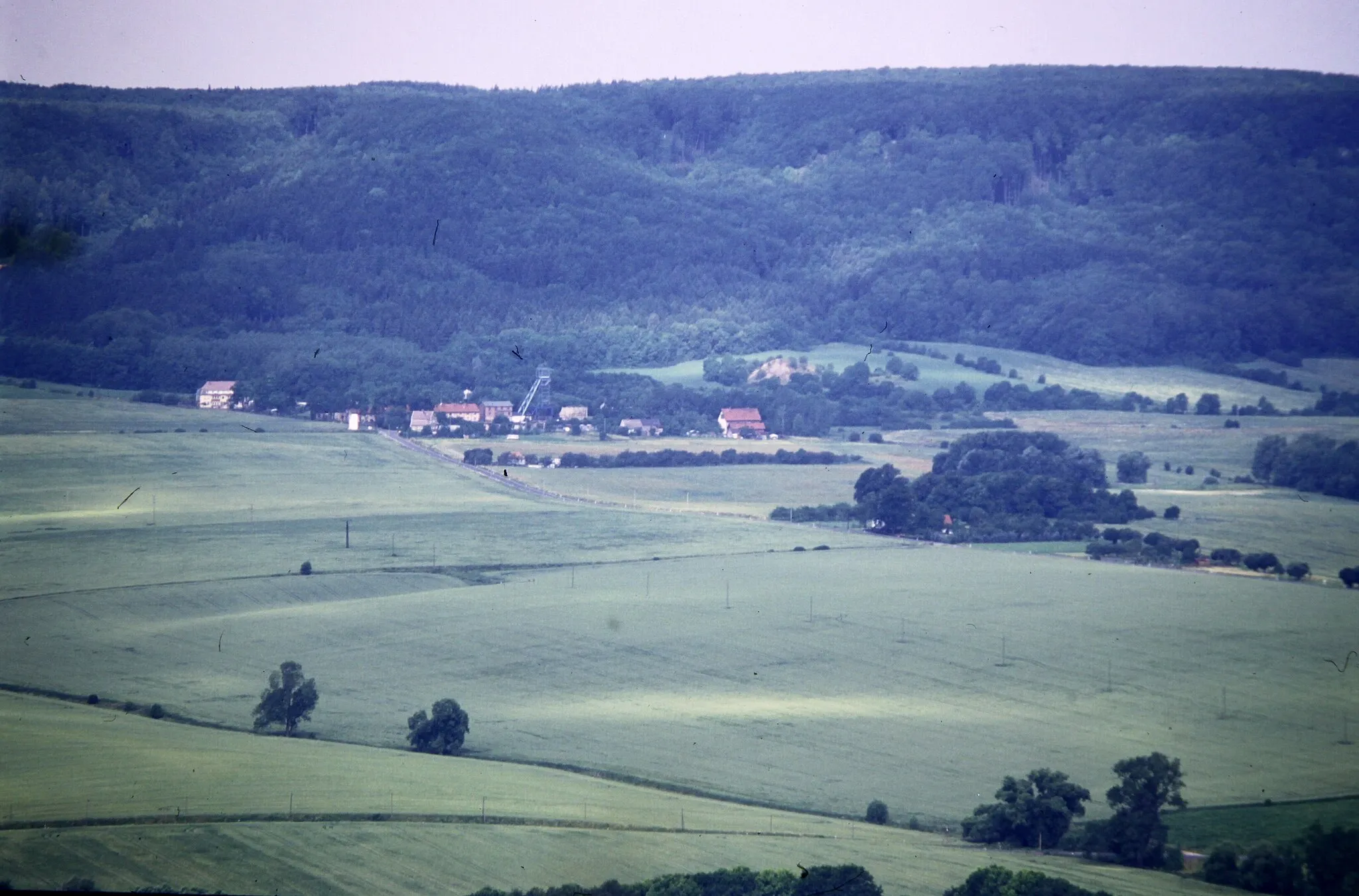 Photo showing: Neubleicherode, 1996 (im Hintergrund rechts der Ohmberg)