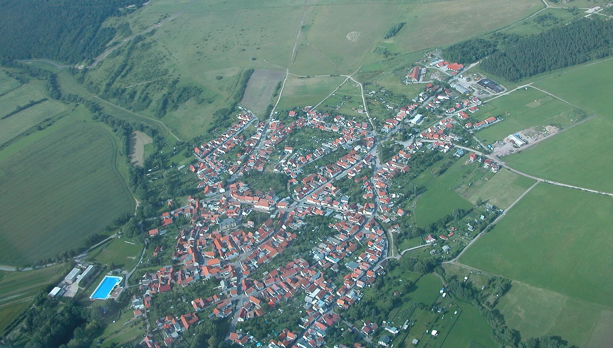 Photo showing: Luftbild von Wölfis (GTH)