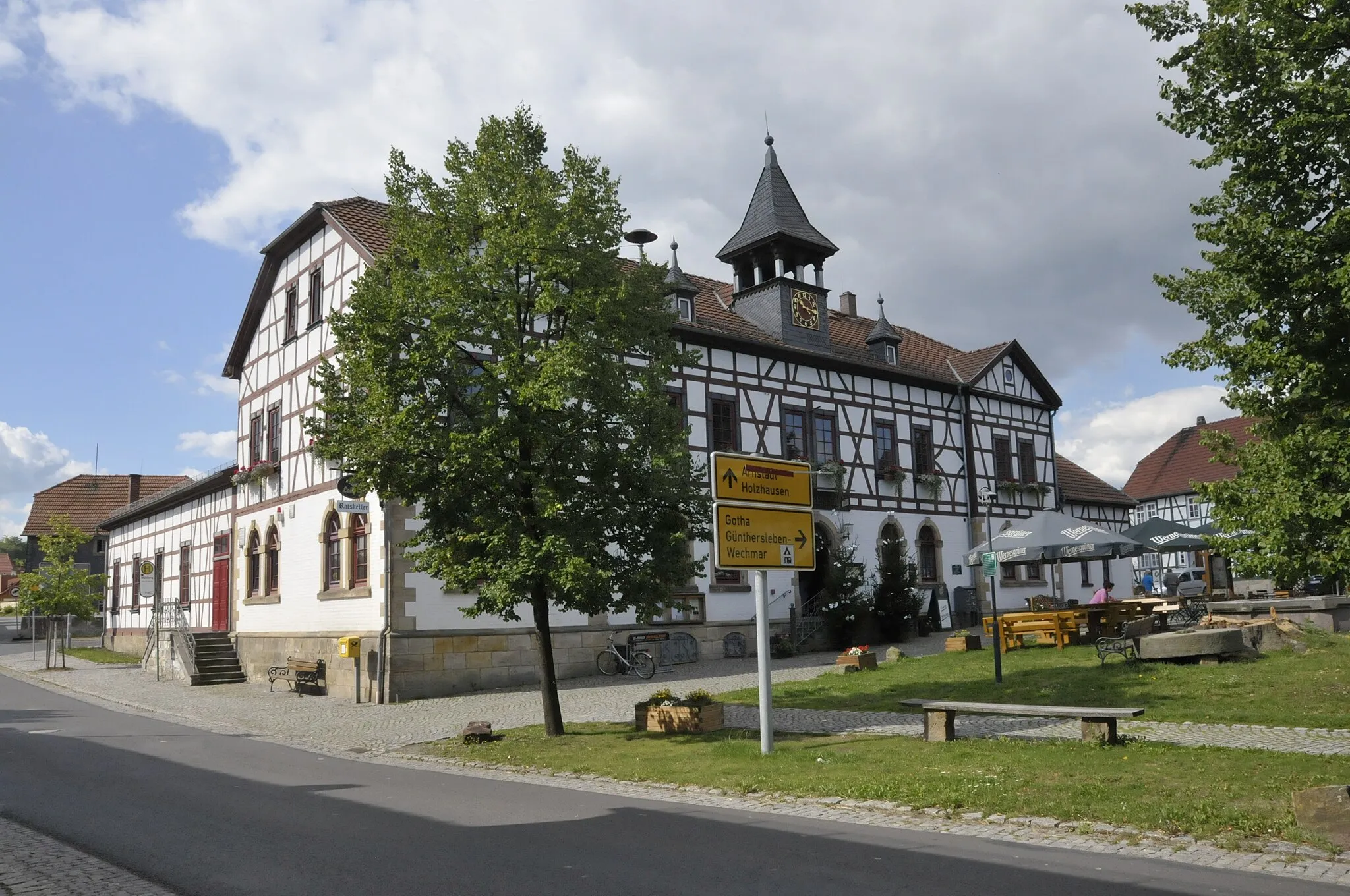 Photo showing: Drei Gleichen, Mühlberg, Rathaus (August 2017 ohne Linde)