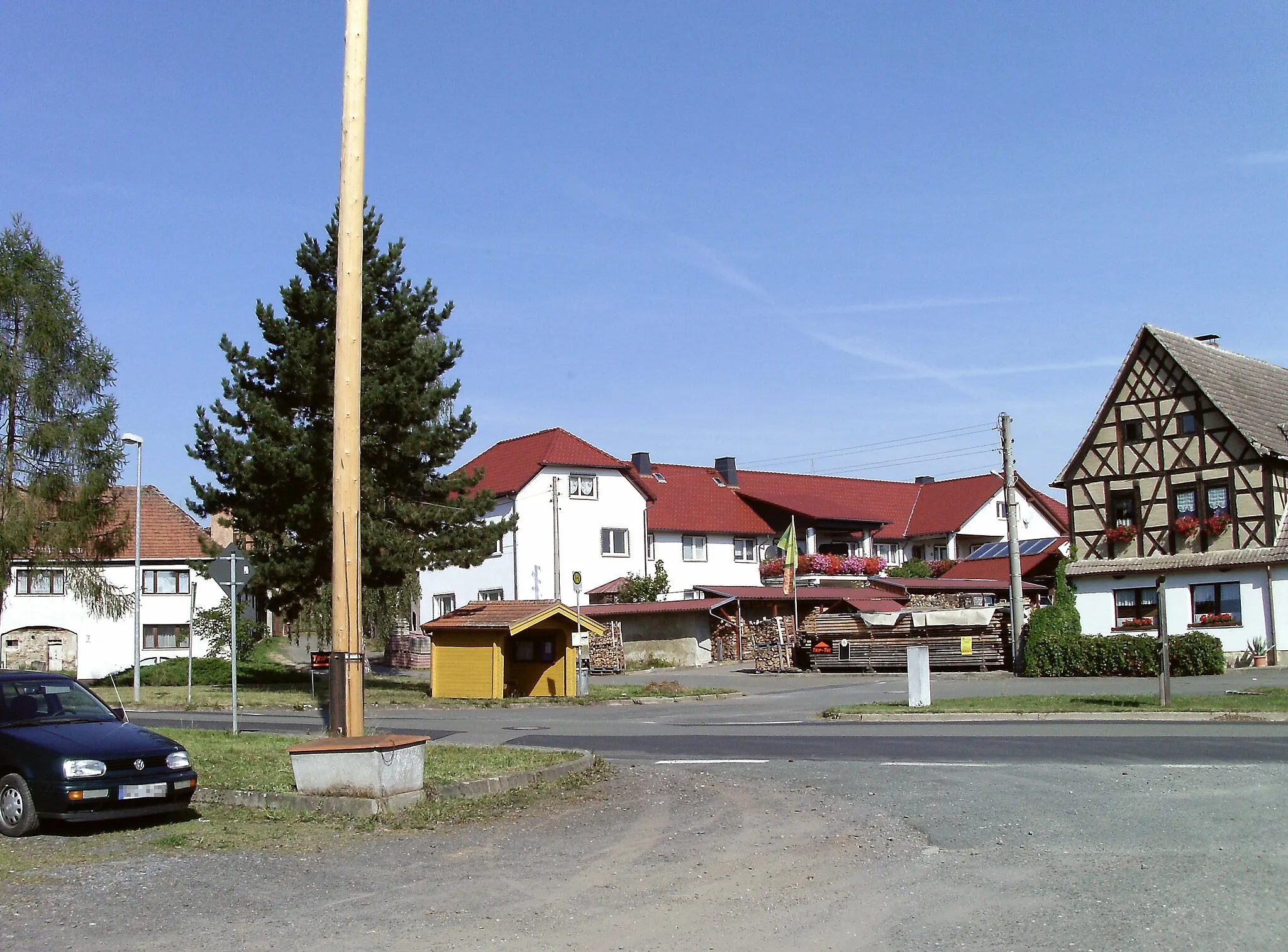 Photo showing: Central square of the village of Köfeln (Harth-Pöllnitz, Greiz district, Thuringia)