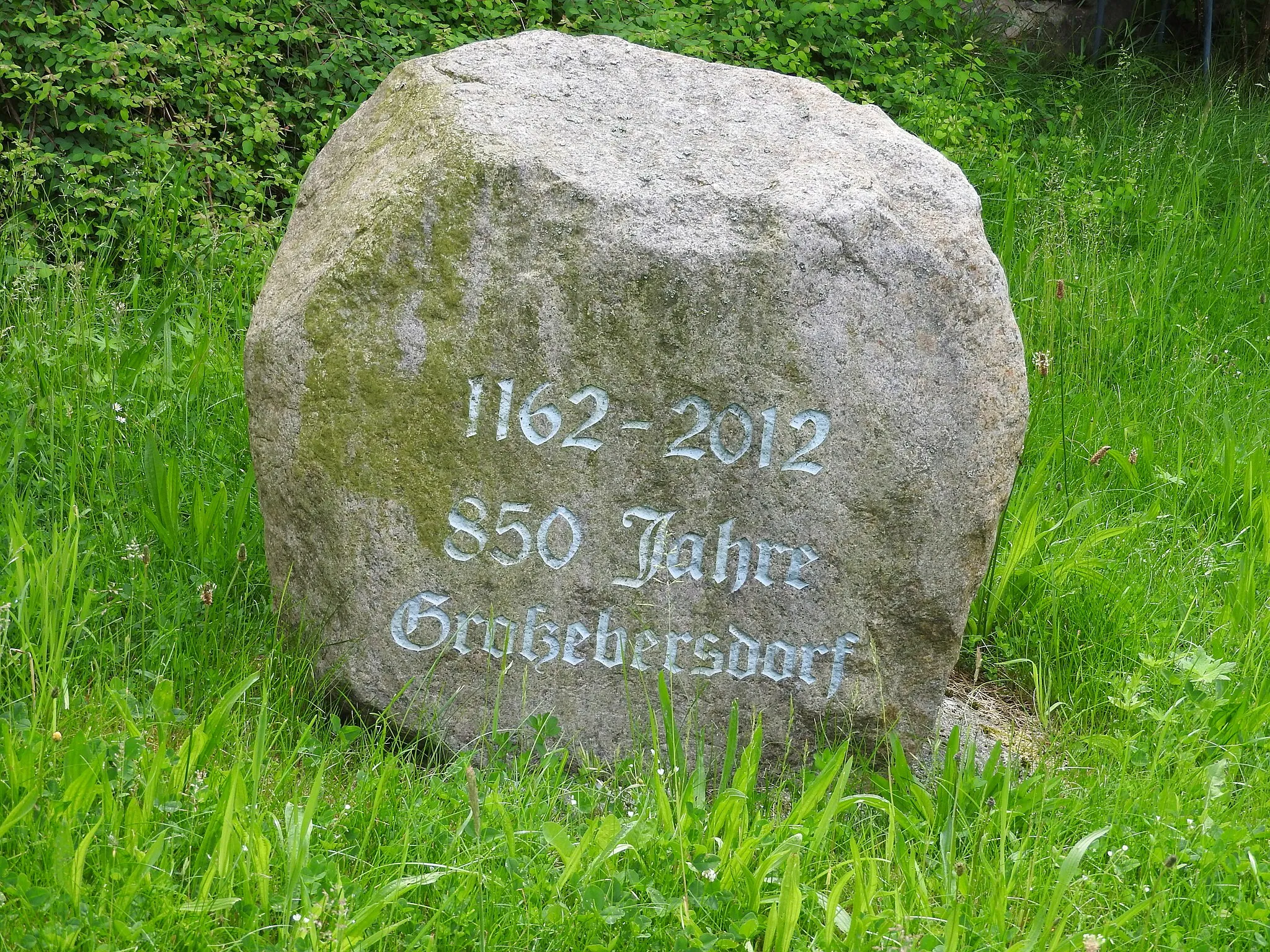 Photo showing: Erinnerungsstein 850 Jahre - Großebersdorf (Harth-Pöllnitz), Thüringen