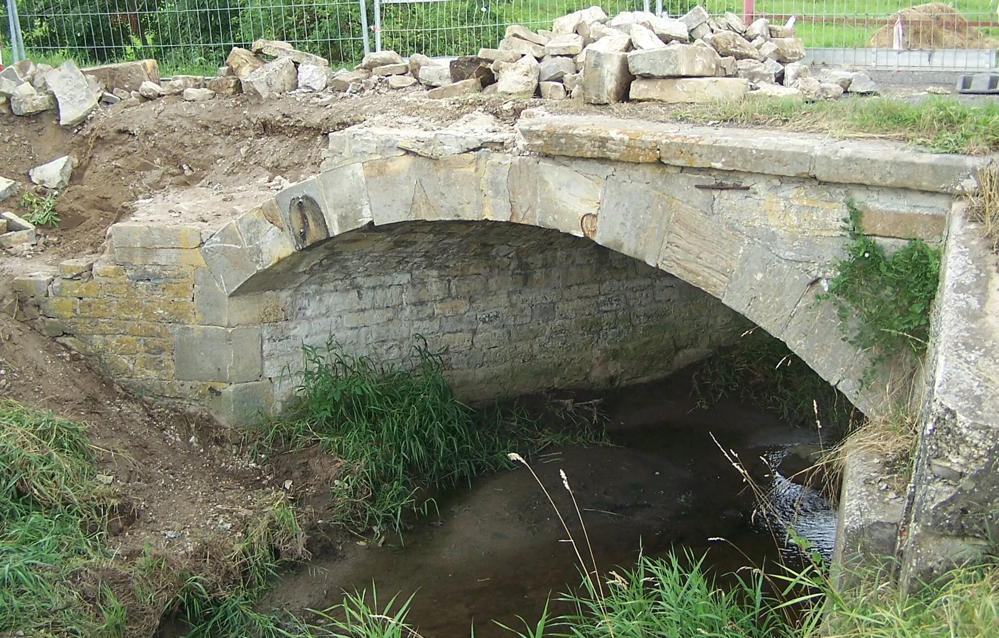 Photo showing: Die beschädigte alte Brücke über den Bach Asse in der Flur von Teutleben