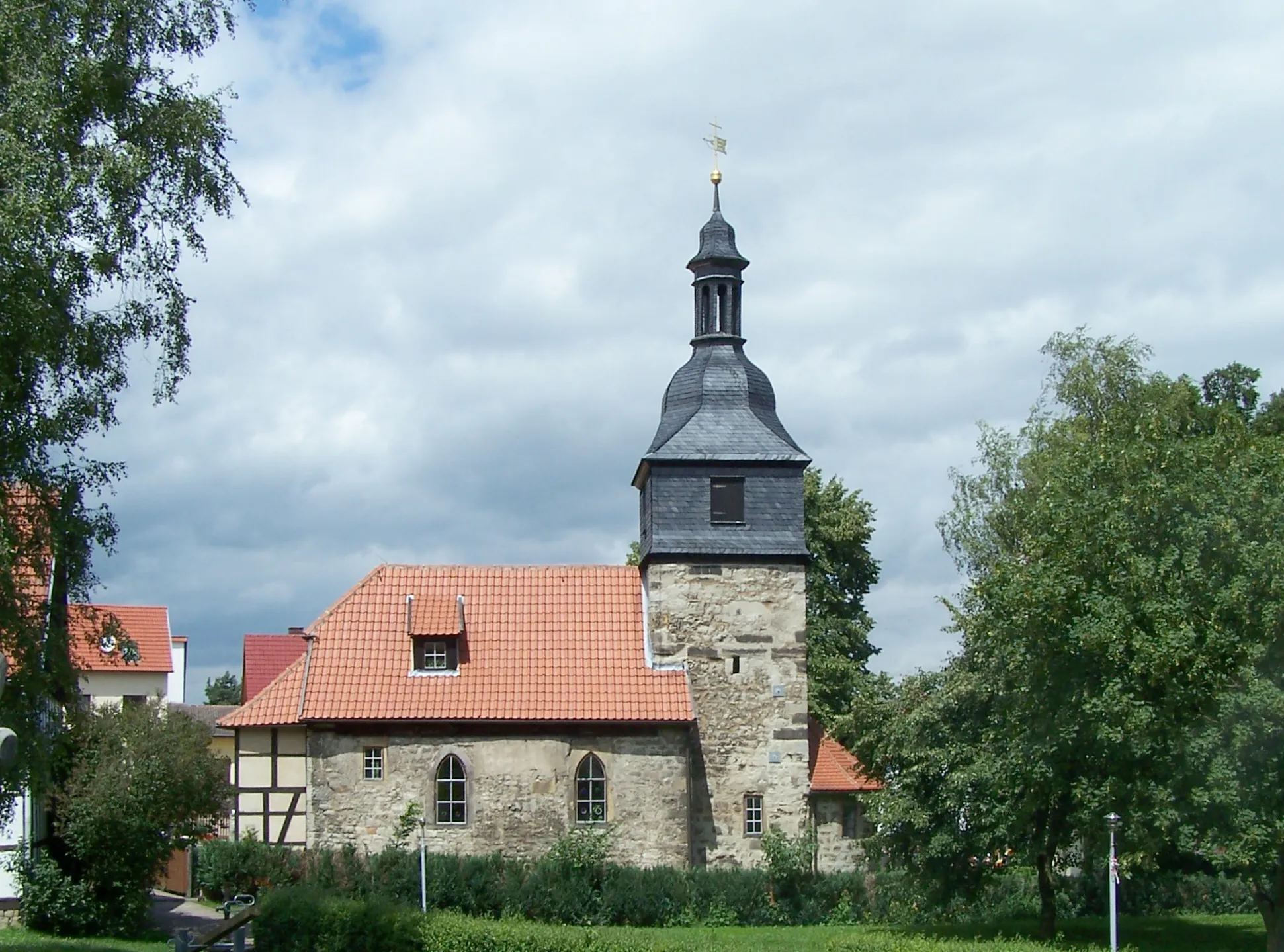 Photo showing: Die Dorfkirche von Weingarten im Landkreis Gotha. Ansicht vom Festplatz.