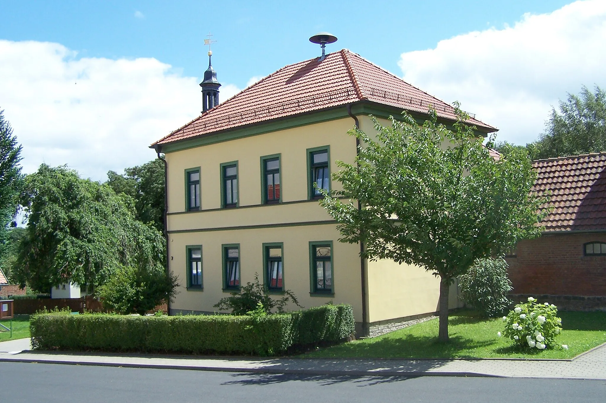 Photo showing: In der Ortsmitte befindet sich die Gemeindeverwaltung in Weingarten (Thüringen).