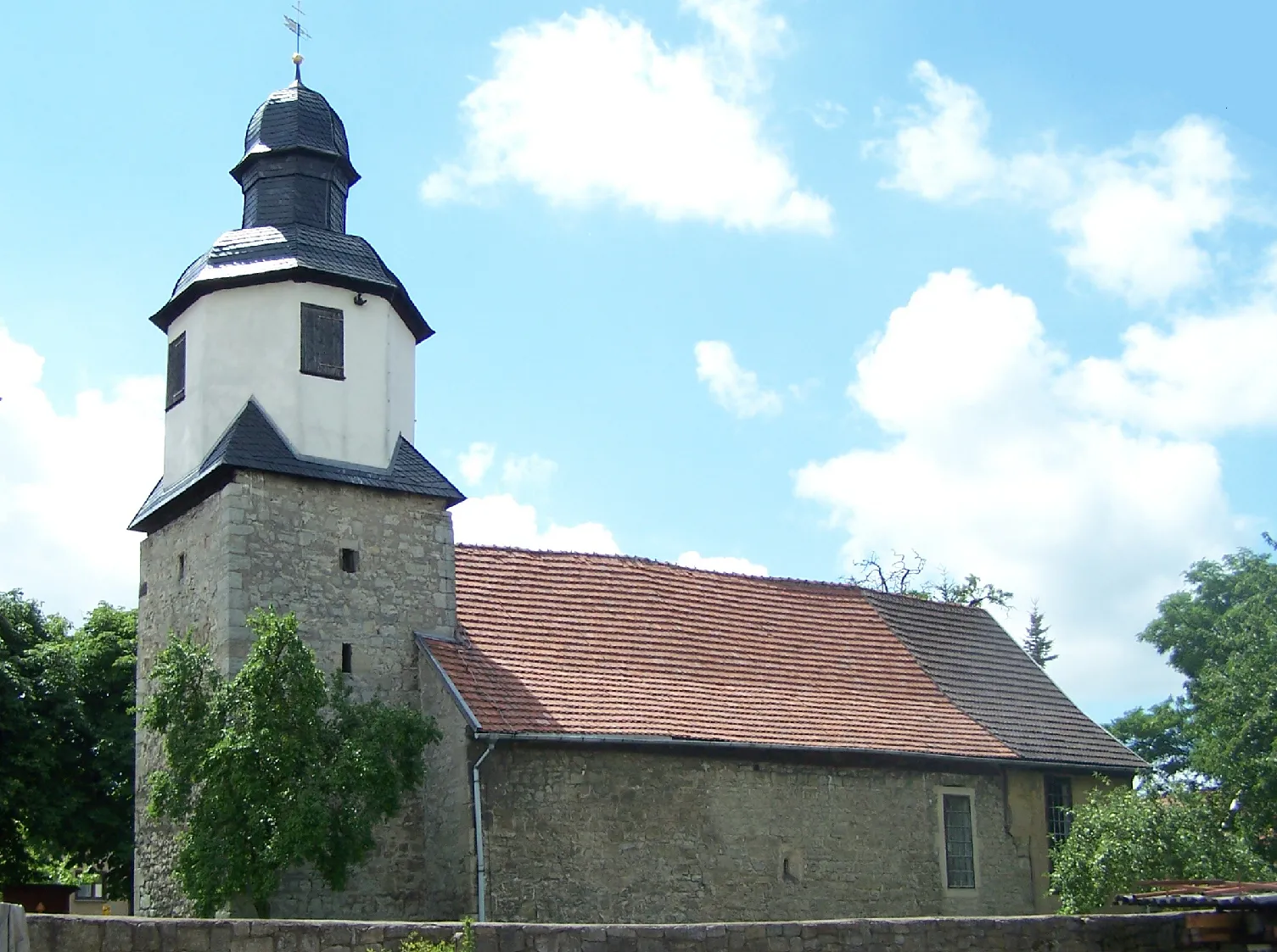 Photo showing: Die Kirche in Ebenheim, Landkreis Gotha - nördliche Fassade.