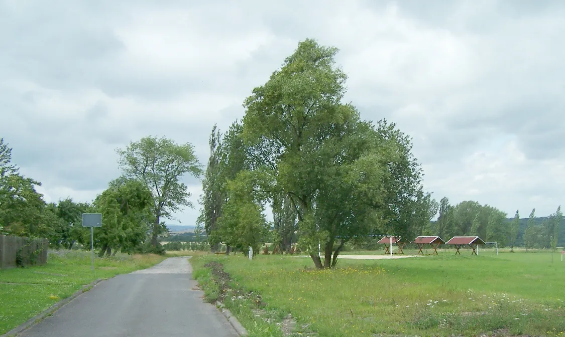 Photo showing: Der Festplatz am westlichen Ortsrand von Ebenheim im Landkreis Gotha.