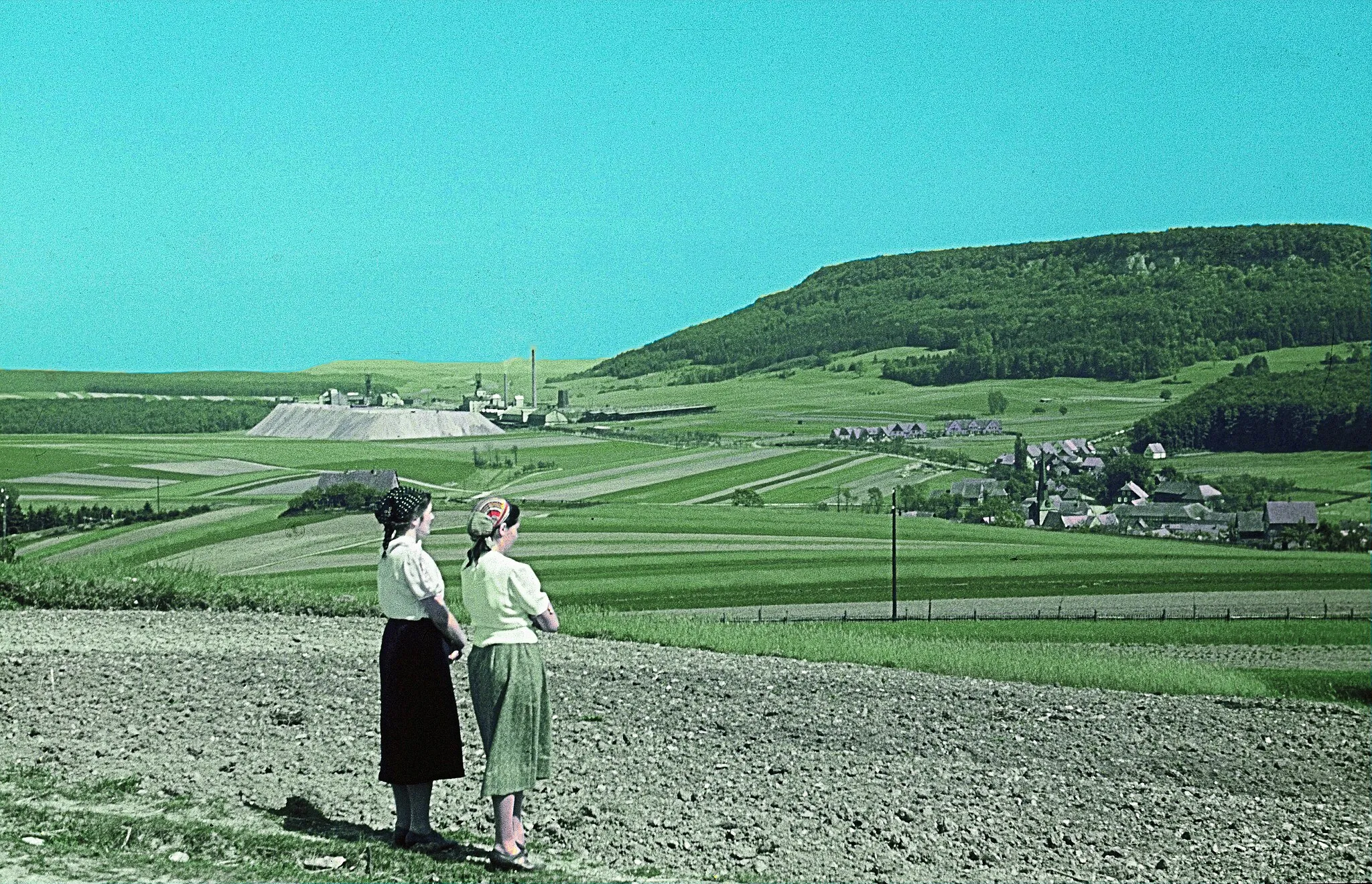 Photo showing: Kalibergwerk_Bischofferode_und_der_Ort_Holungen im Eichsfeld (1942), die Felsformationen oben an der Bergkante wird "Wilde Kirche" genannt